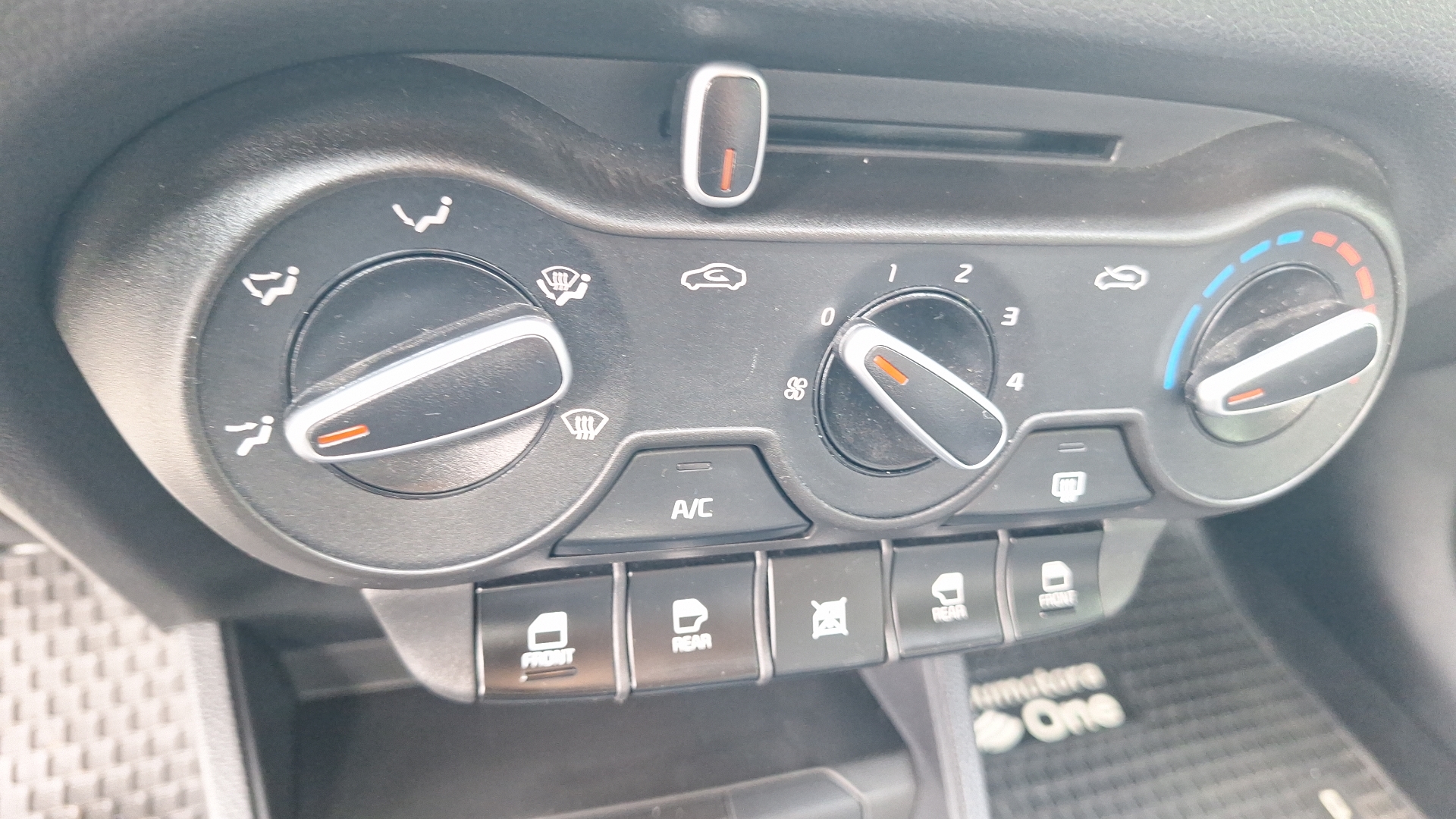 KIA Soluto — foto 15 de 15