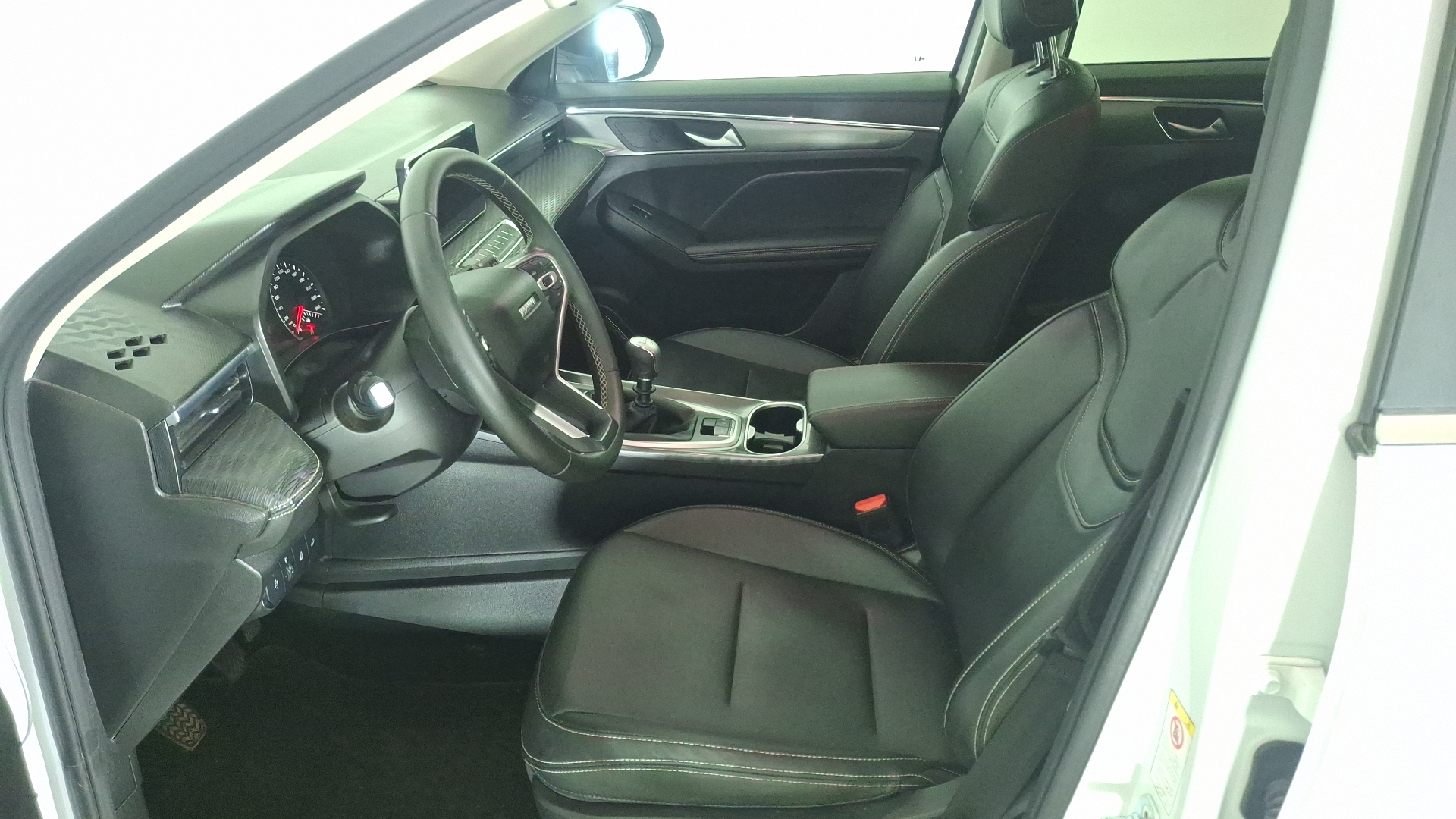 Great Wall Haval Jolion — foto 13 de 16