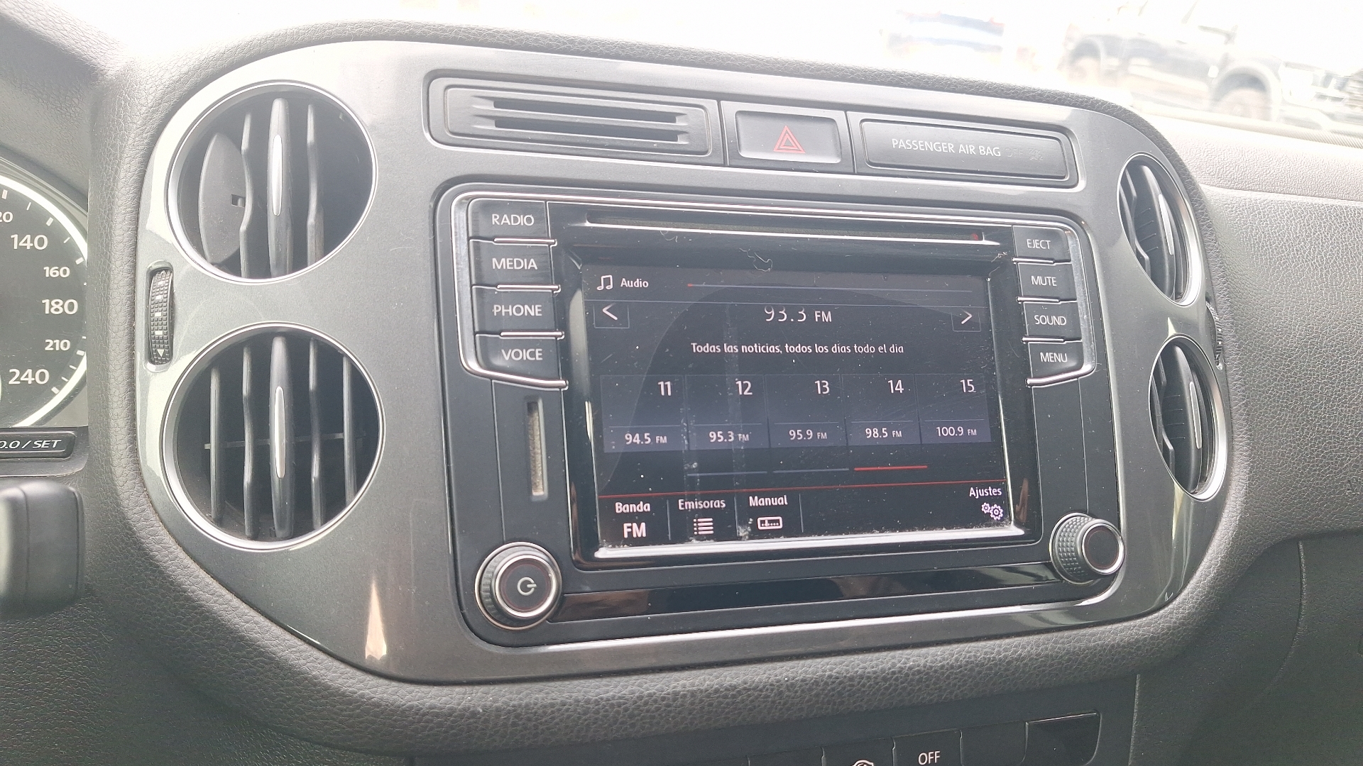 Volkswagen Tiguan — foto 10 de 14