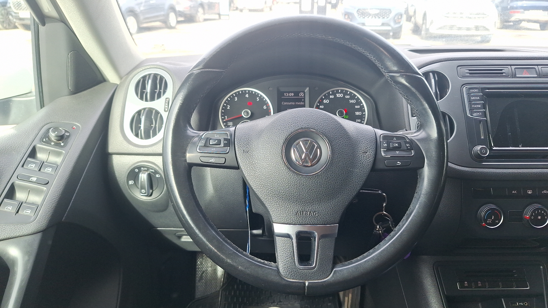 Volkswagen Tiguan — foto 8 de 14