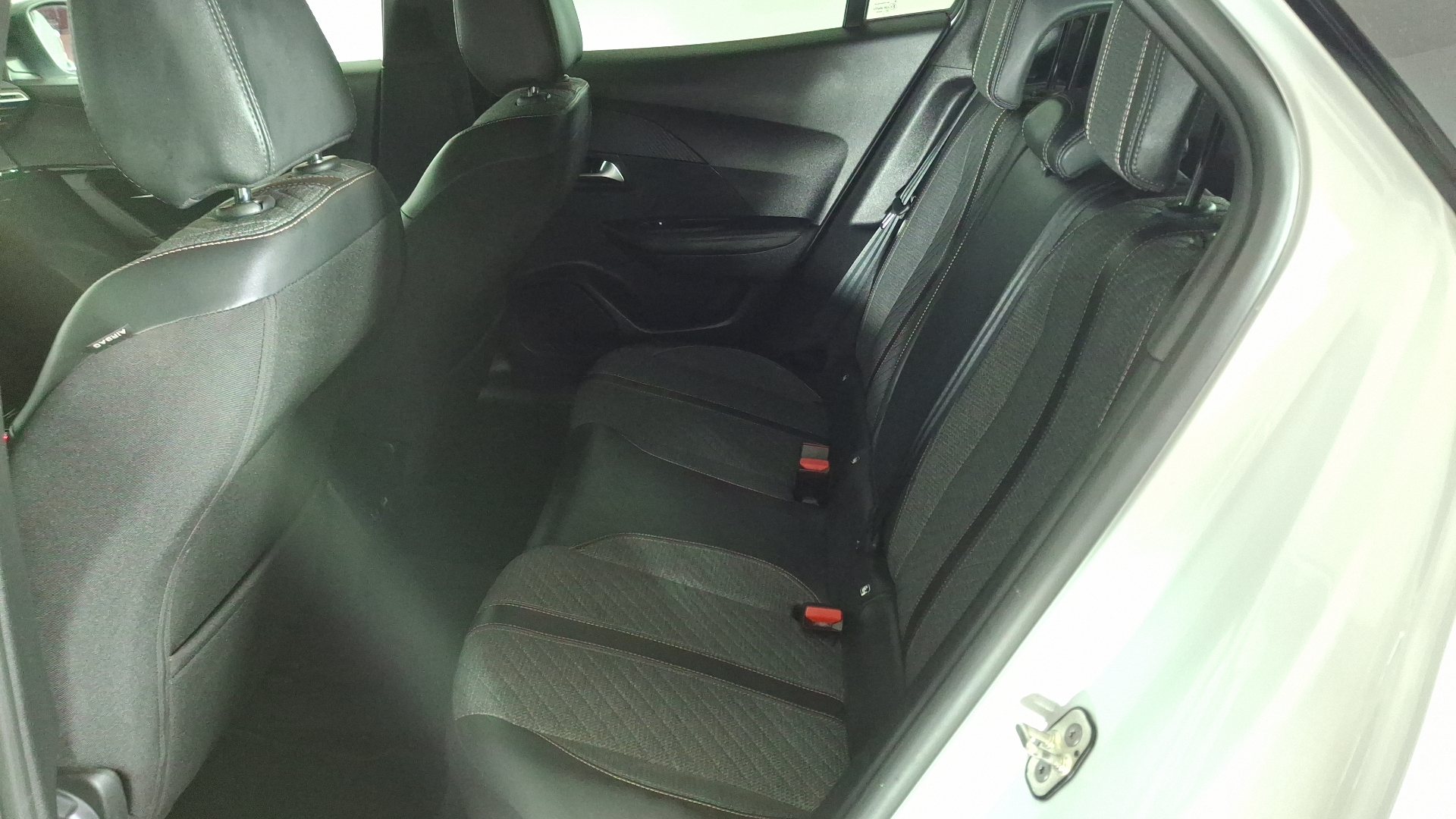 Peugeot 2008 — foto 14 de 16