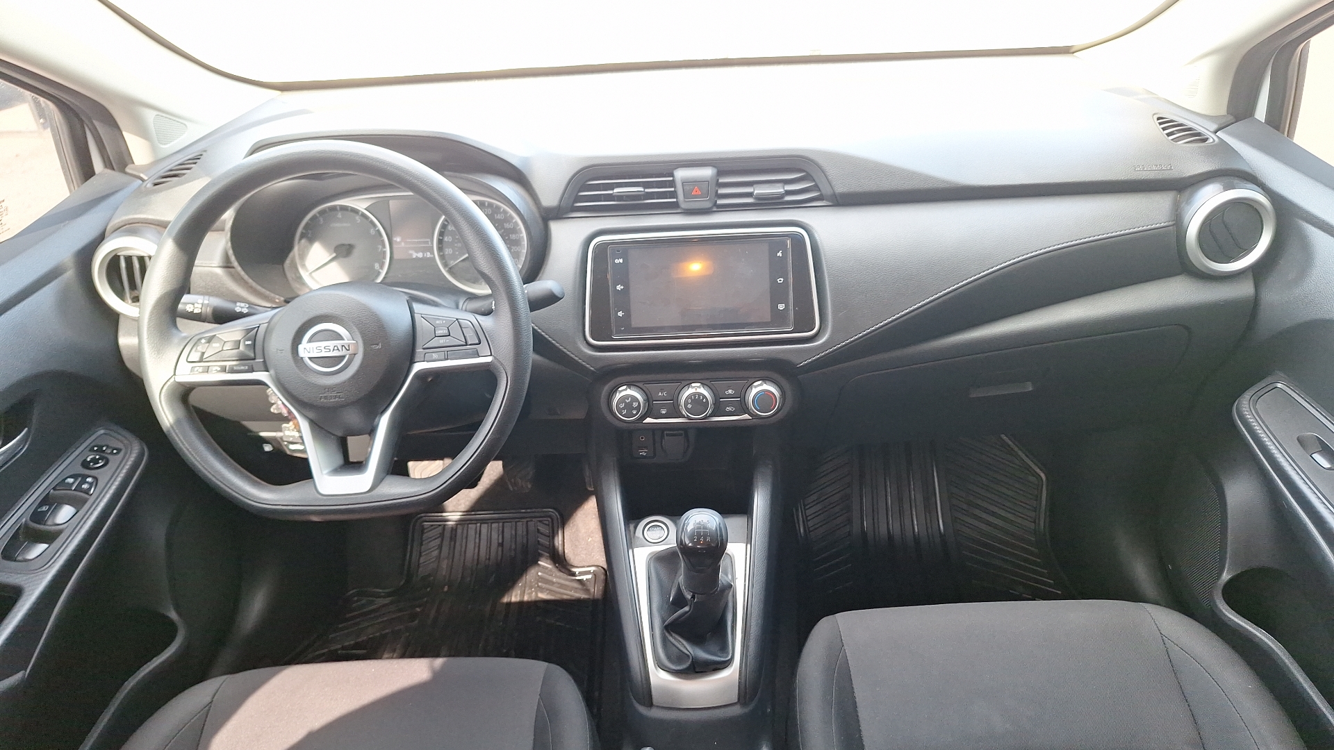 Nissan Versa — foto 6 de 14