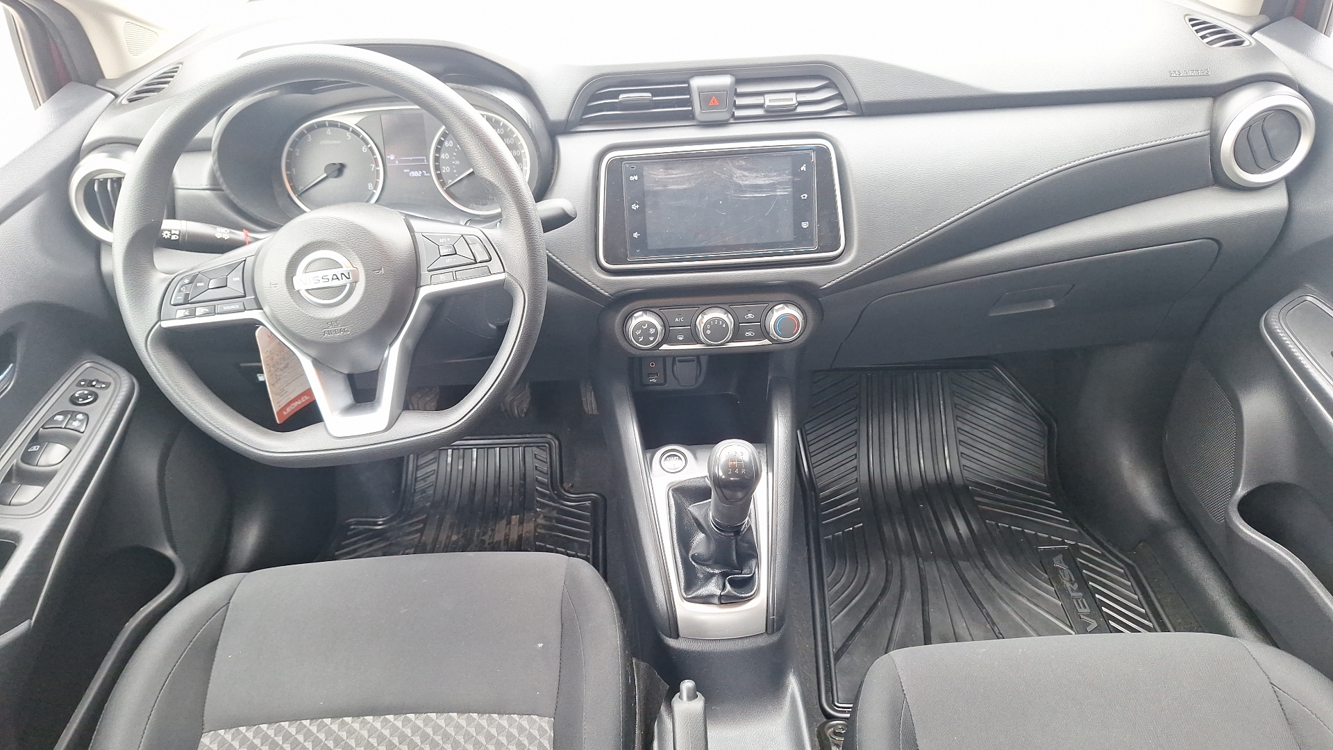 Nissan Versa — foto 6 de 14