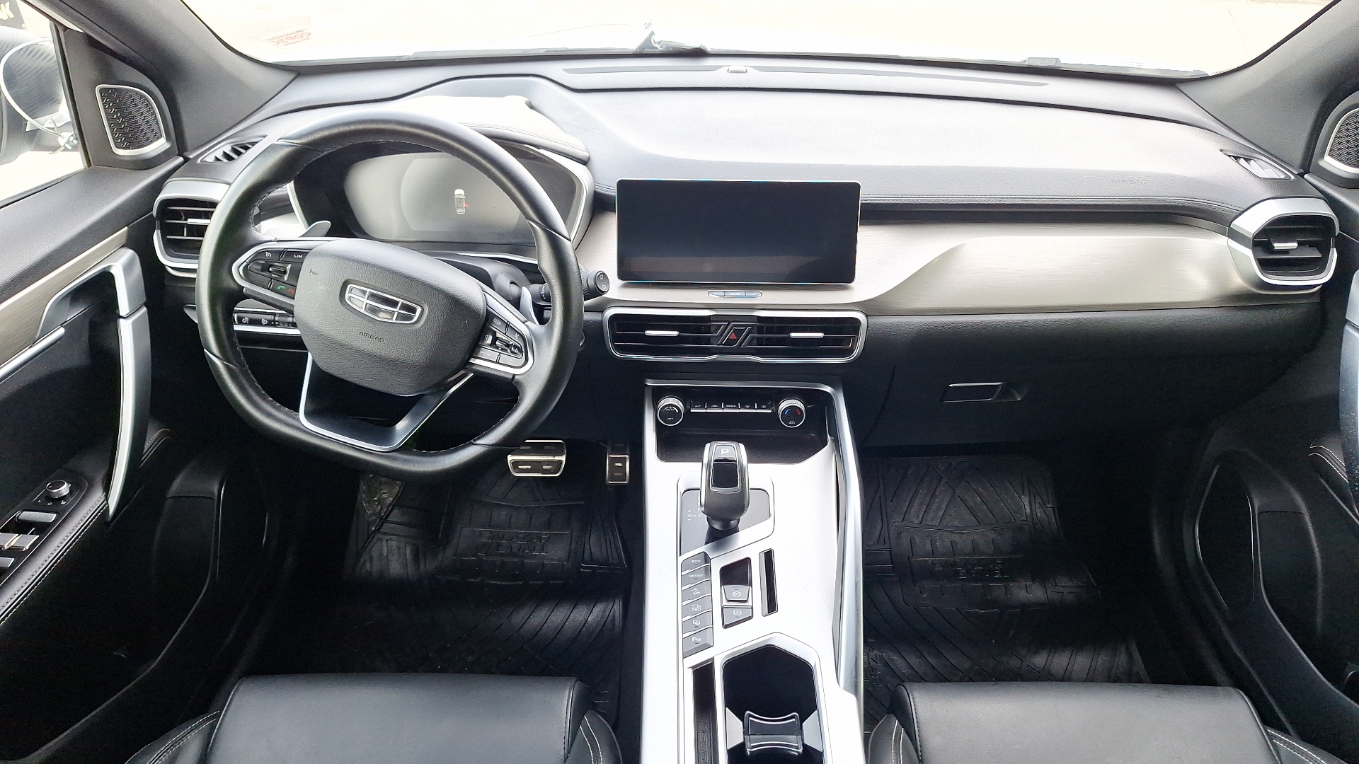 Geely Coolray — foto 6 de 15
