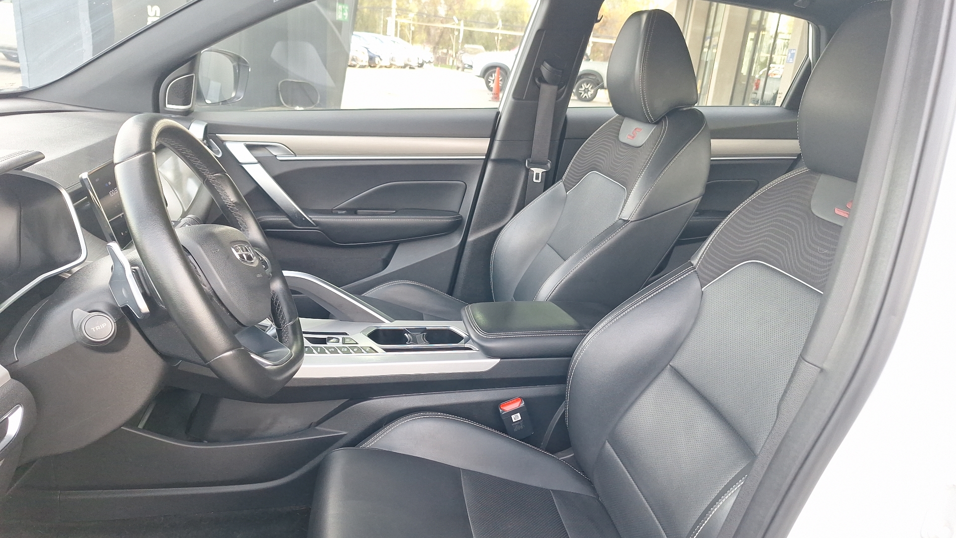 Geely Coolray — foto 14 de 15