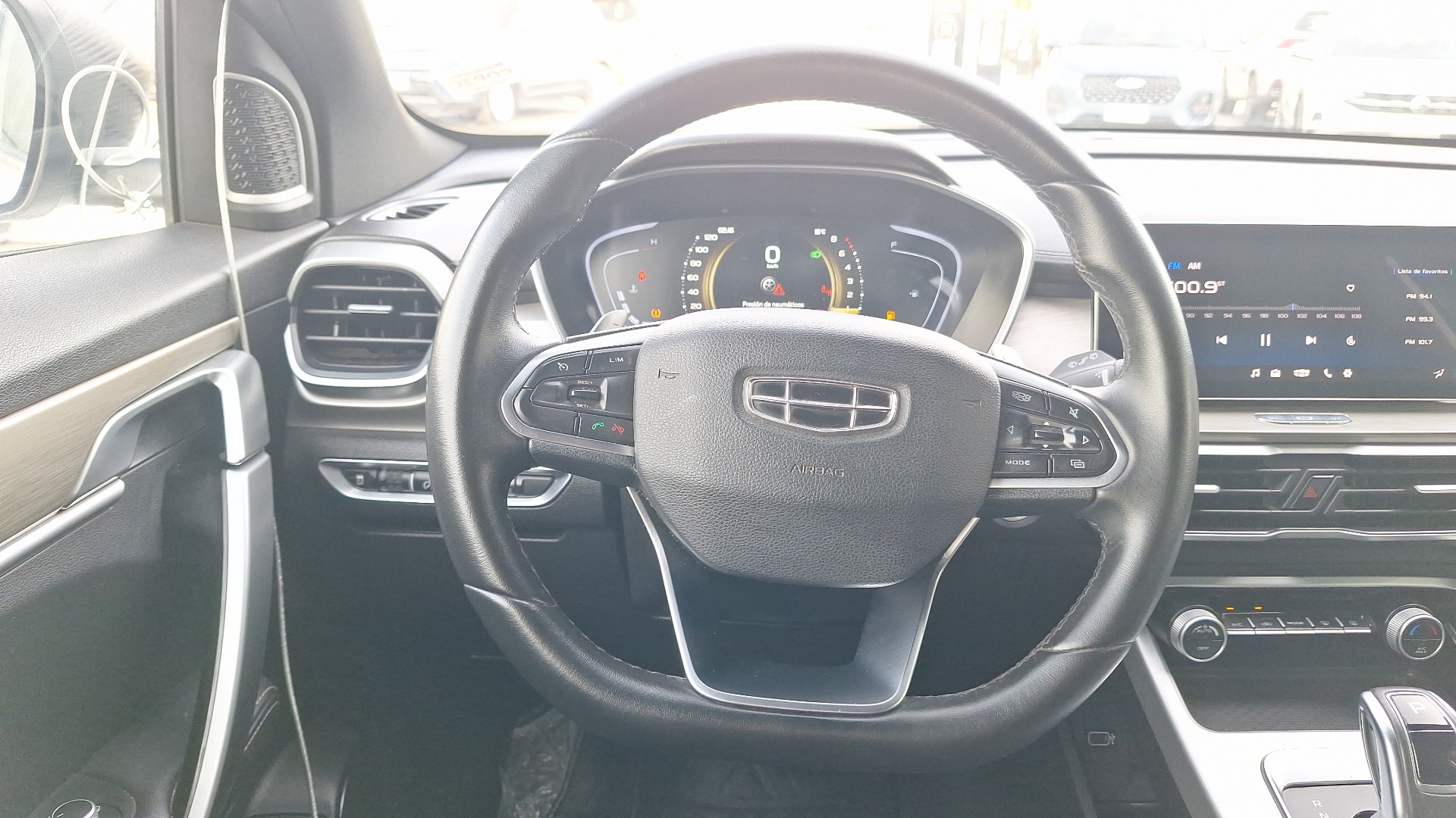 Geely Coolray — foto 8 de 15