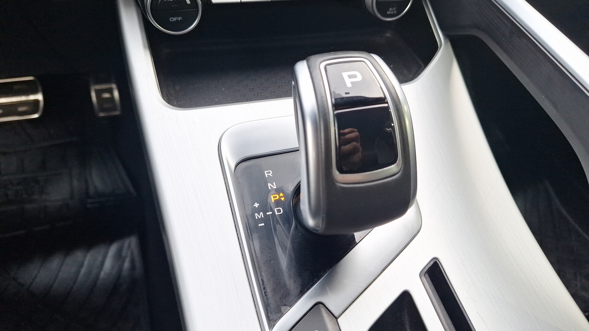Geely Coolray — foto 11 de 15