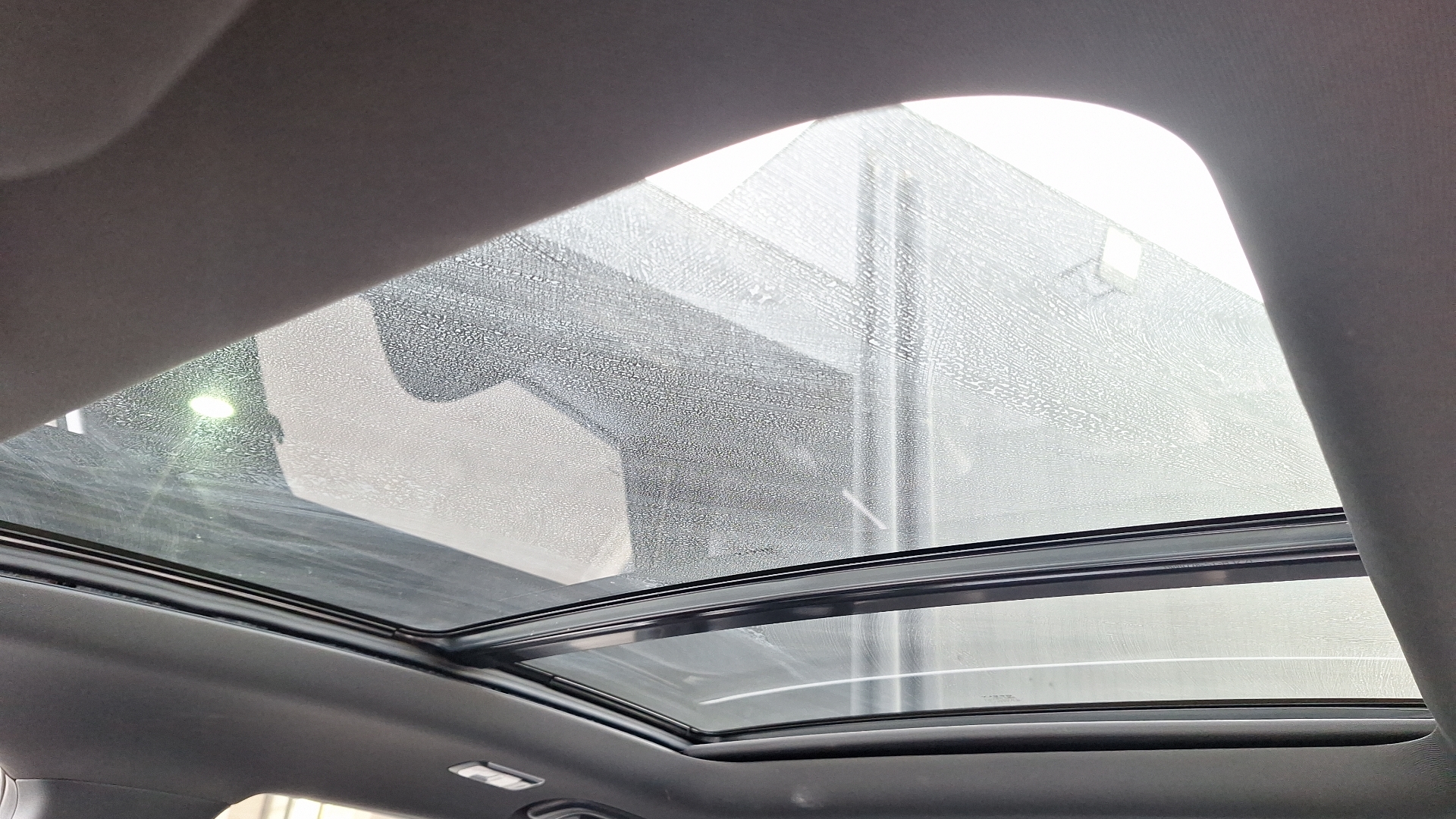 Geely Coolray — foto 12 de 15