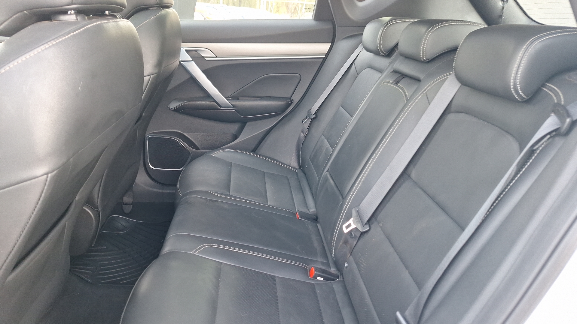 Geely Coolray — foto 13 de 15