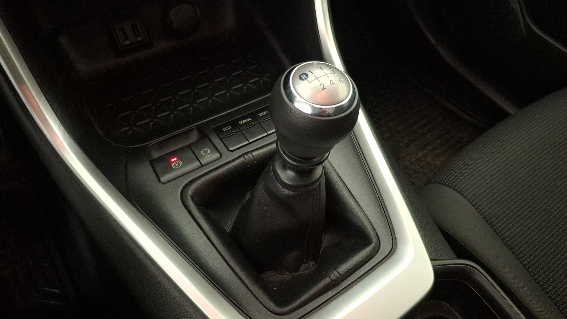 Toyota RAV4 — foto 8 de 13