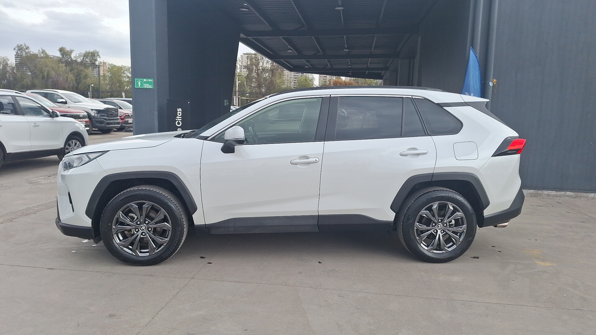Toyota RAV4 — foto 2 de 15