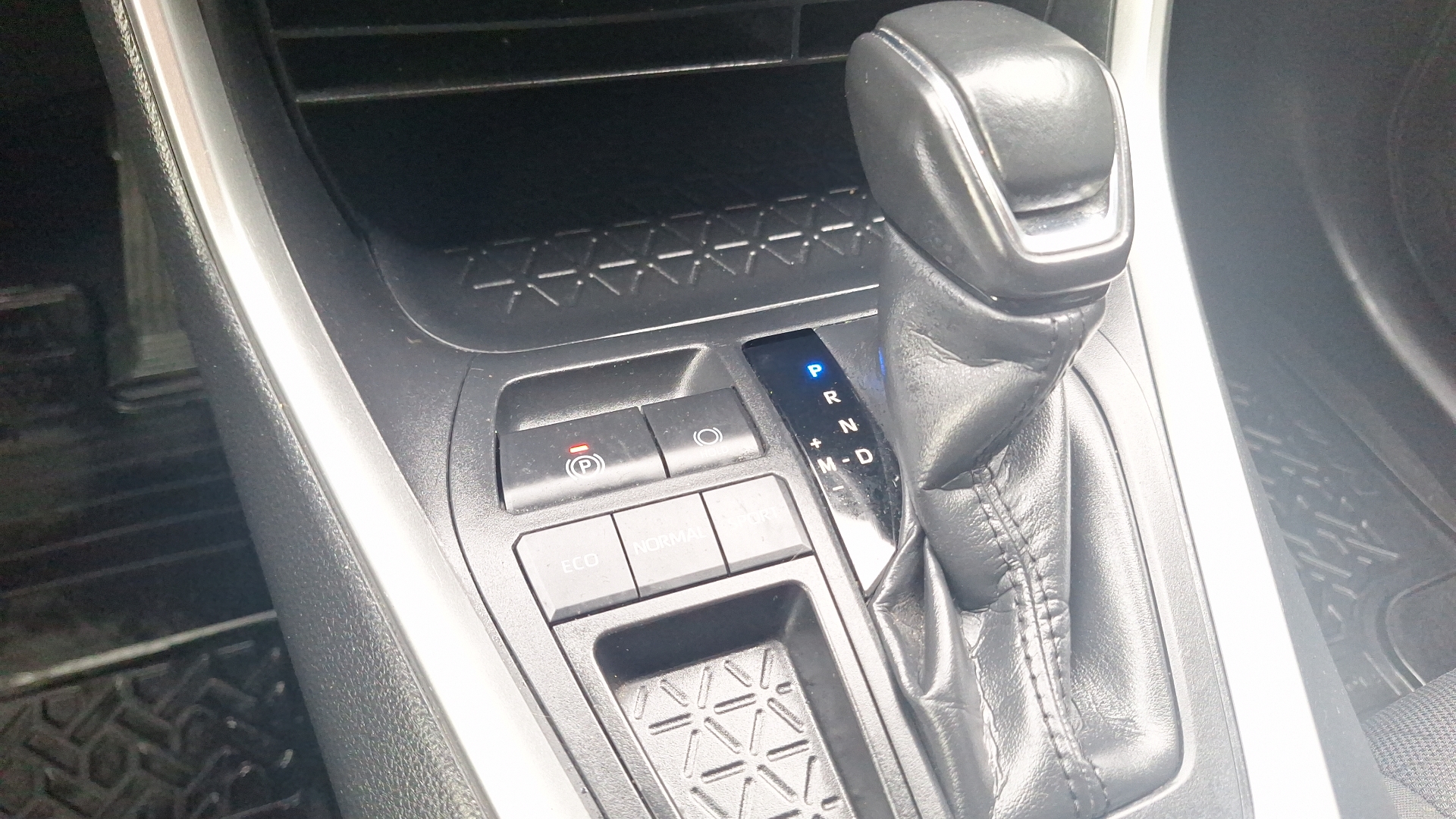Toyota RAV4 — foto 11 de 15