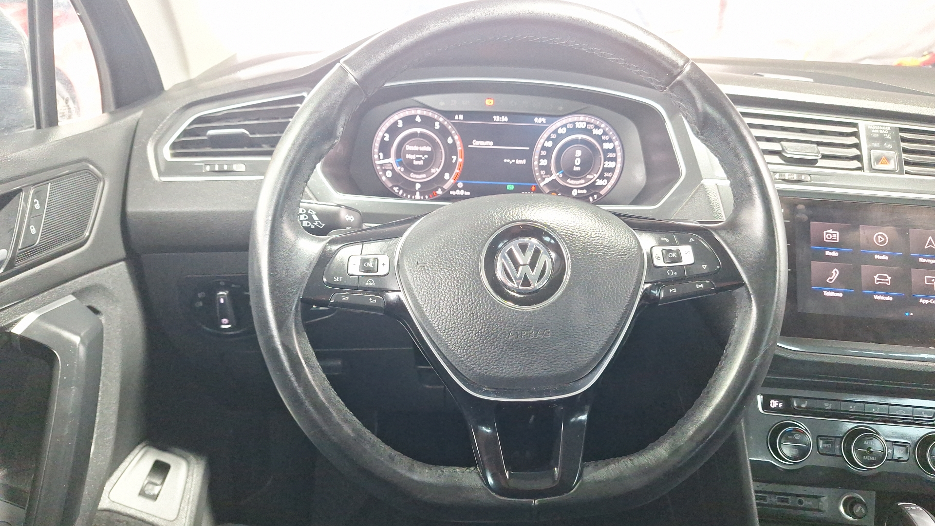 Volkswagen Tiguan — foto 8 de 16
