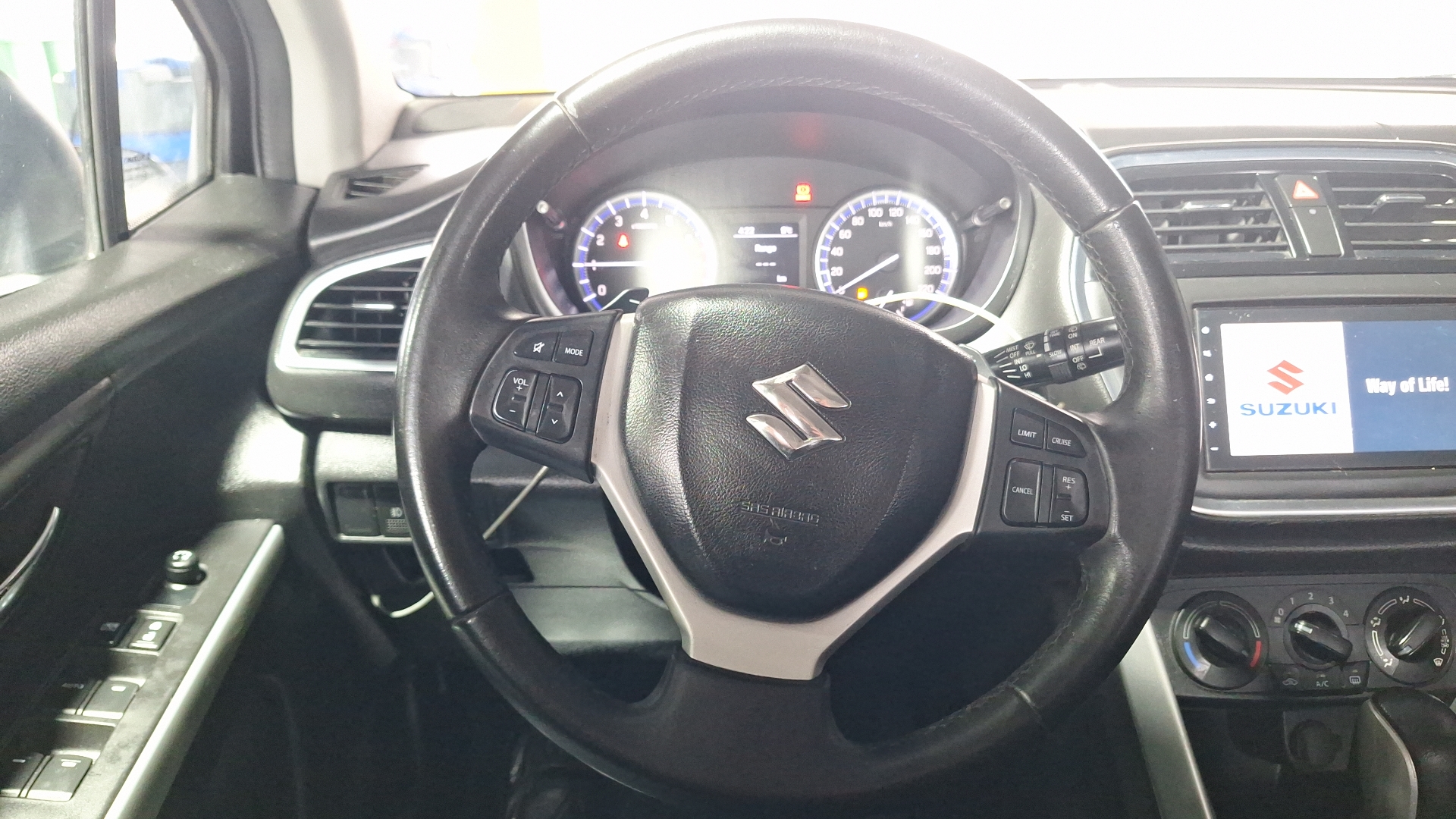 Suzuki S-Cross — foto 8 de 14
