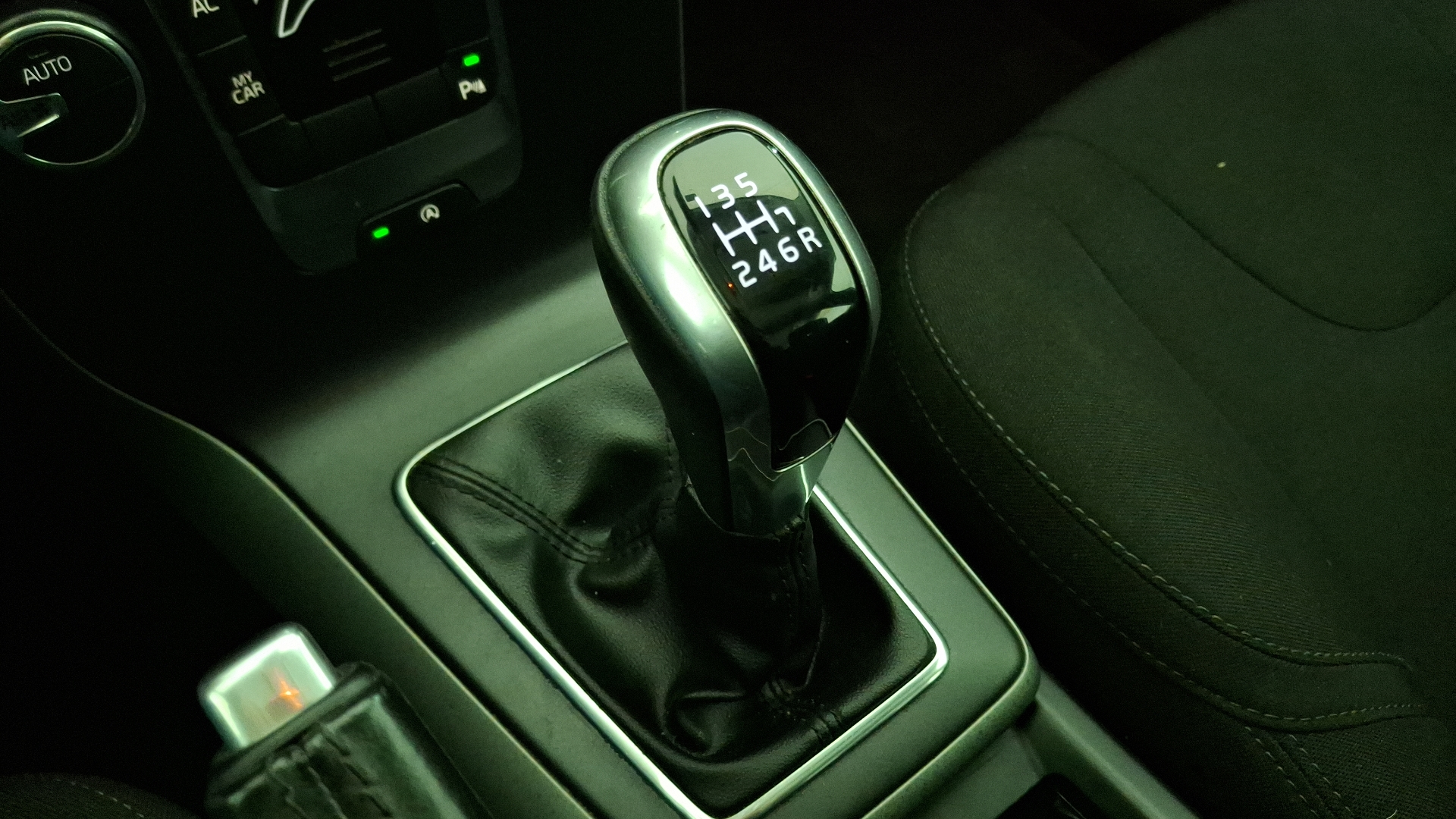 Volvo V40 — foto 11 de 15