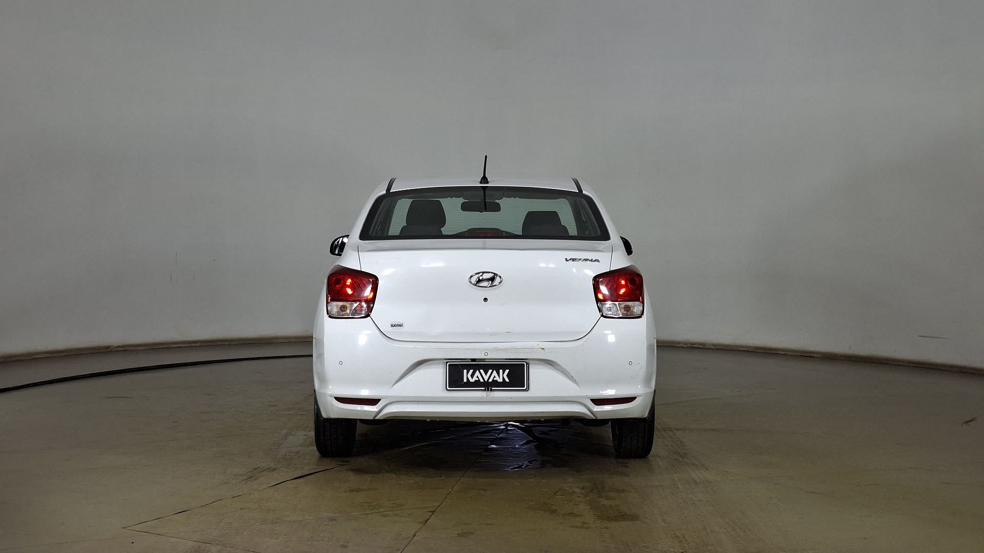 Hyundai Verna — foto 5 de 17