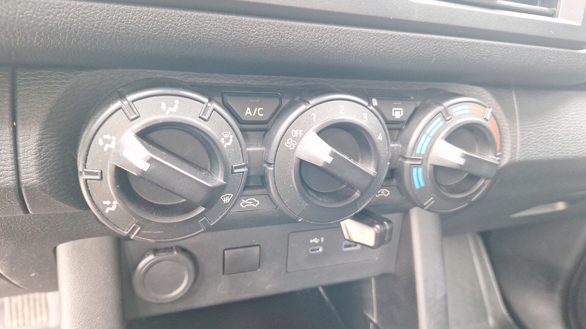 Mitsubishi L200 — foto 15 de 15