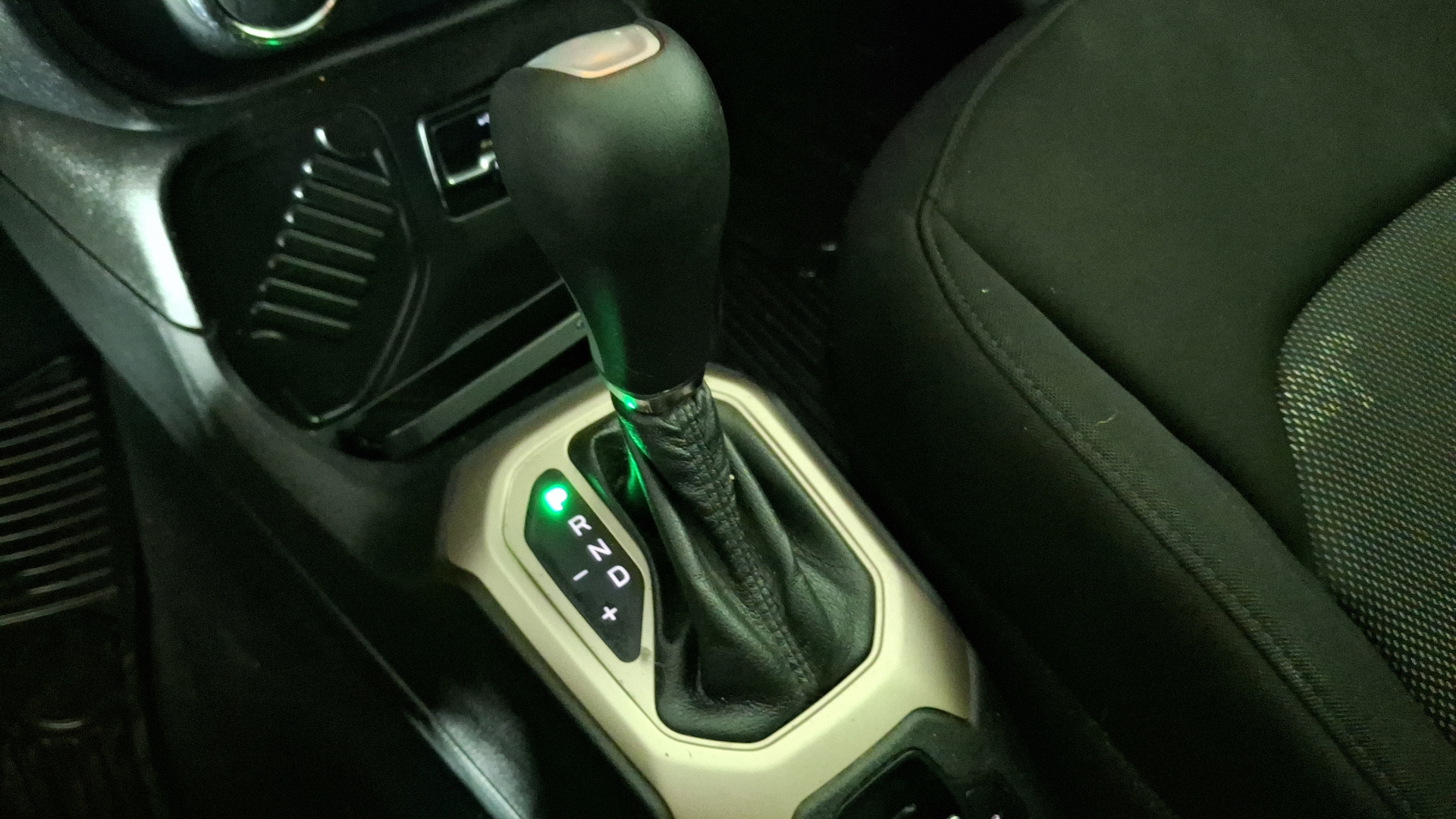 Jeep Renegade — foto 11 de 15