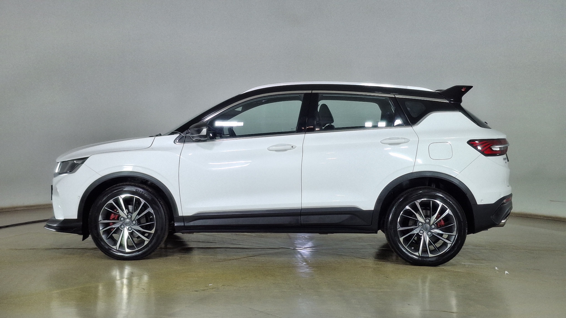 Geely Coolray — foto 7 de 17