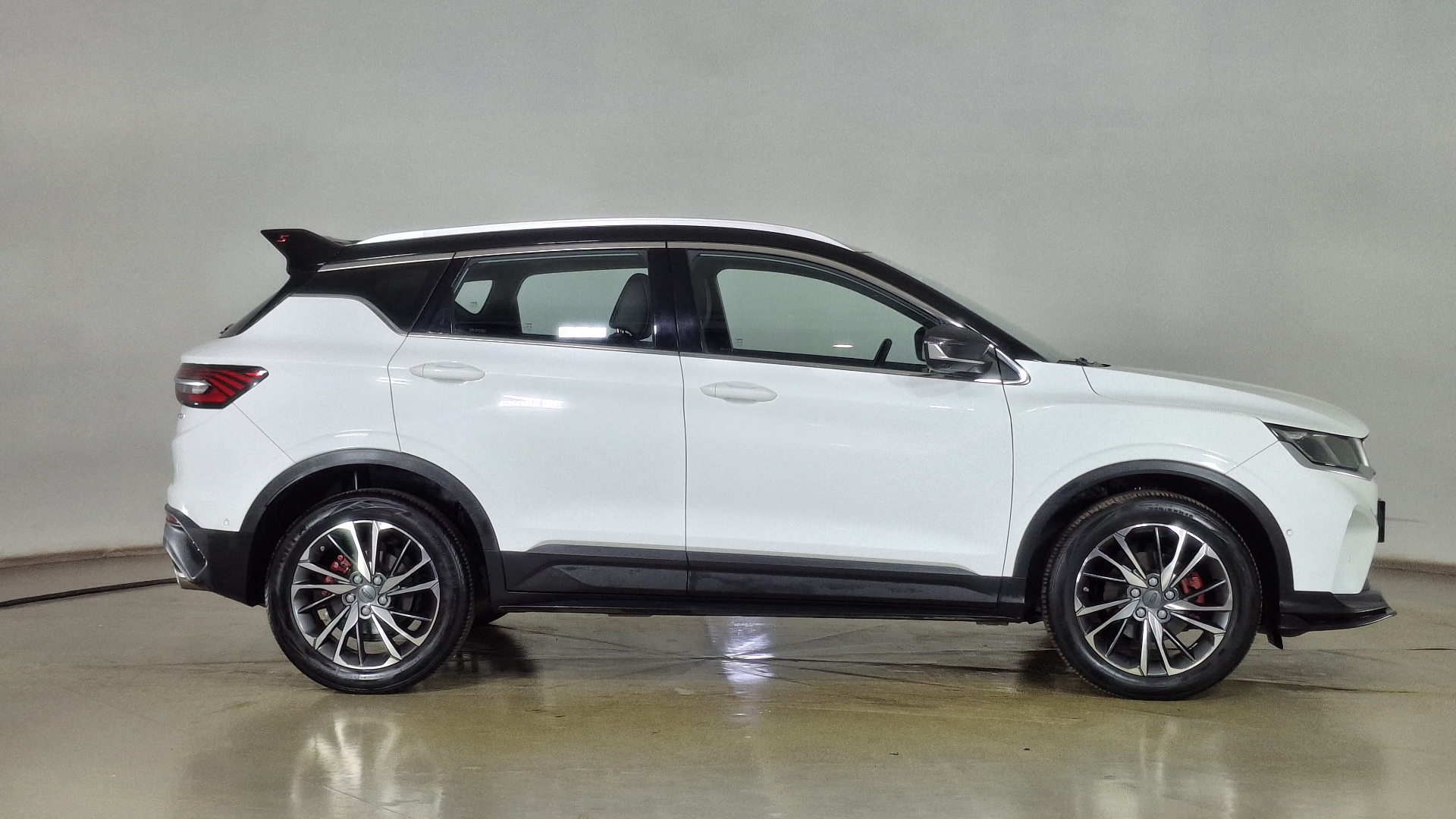 Geely Coolray — foto 4 de 17