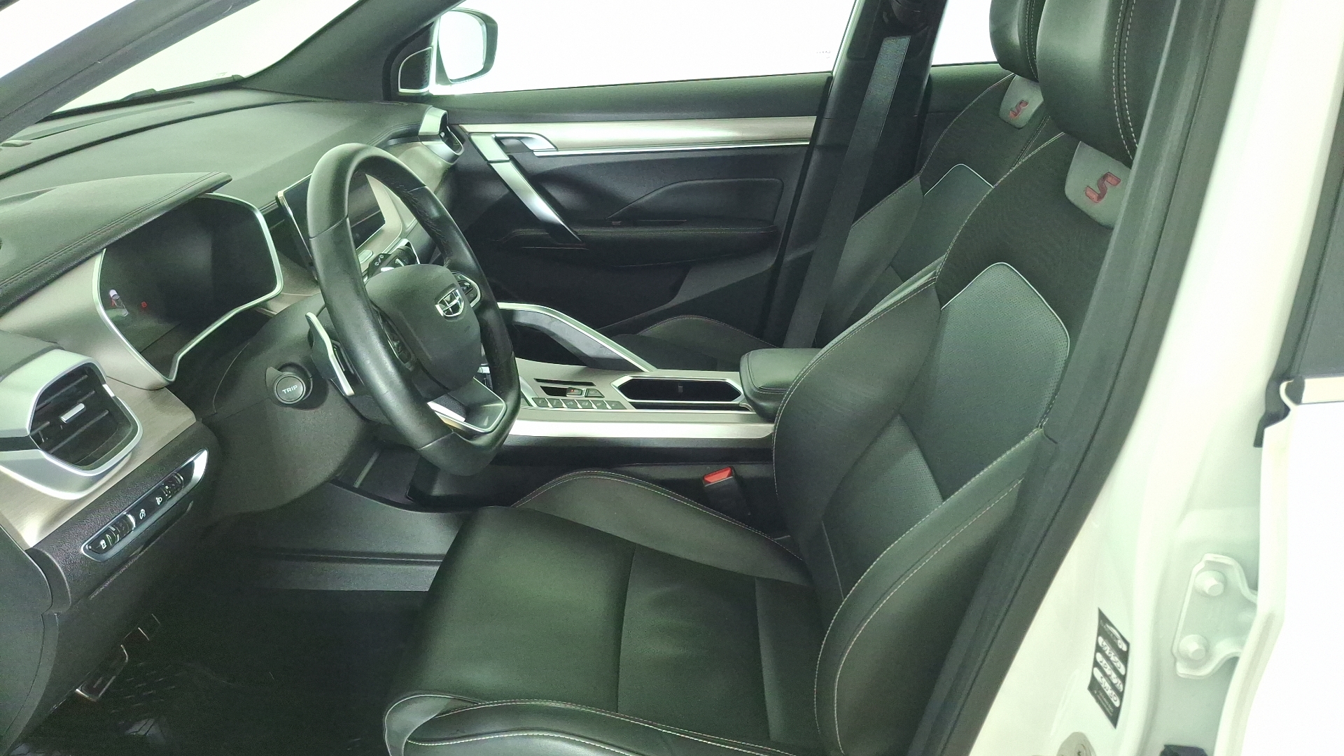 Geely Coolray — foto 14 de 17