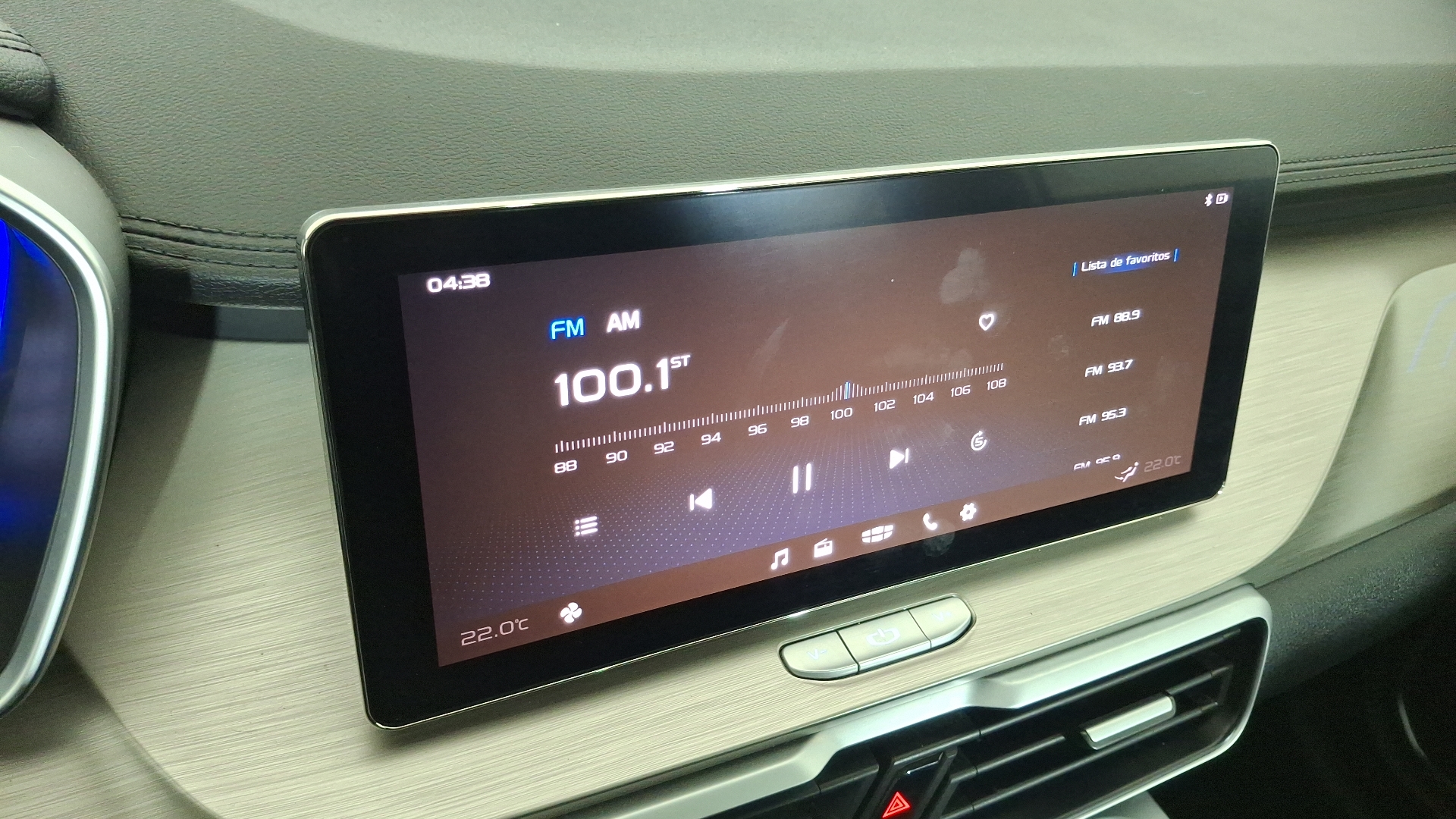 Geely Coolray — foto 10 de 17