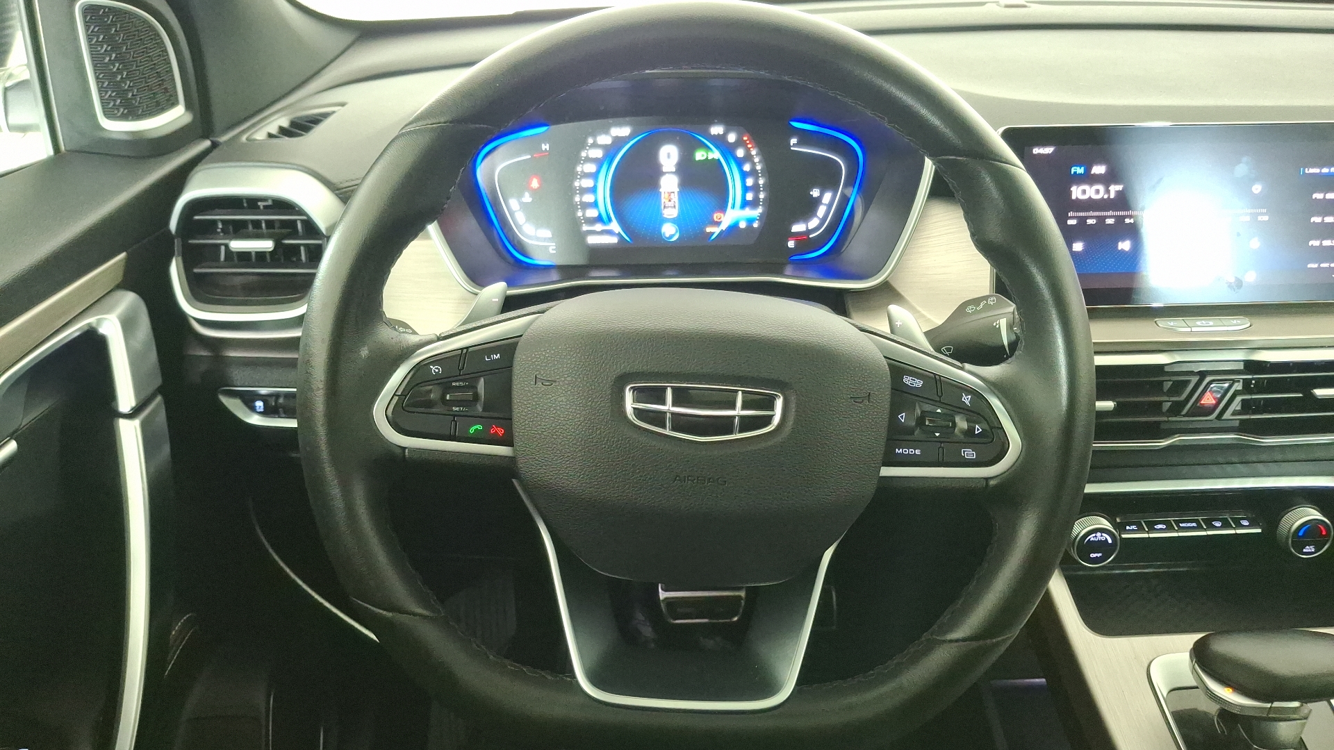 Geely Coolray — foto 8 de 17