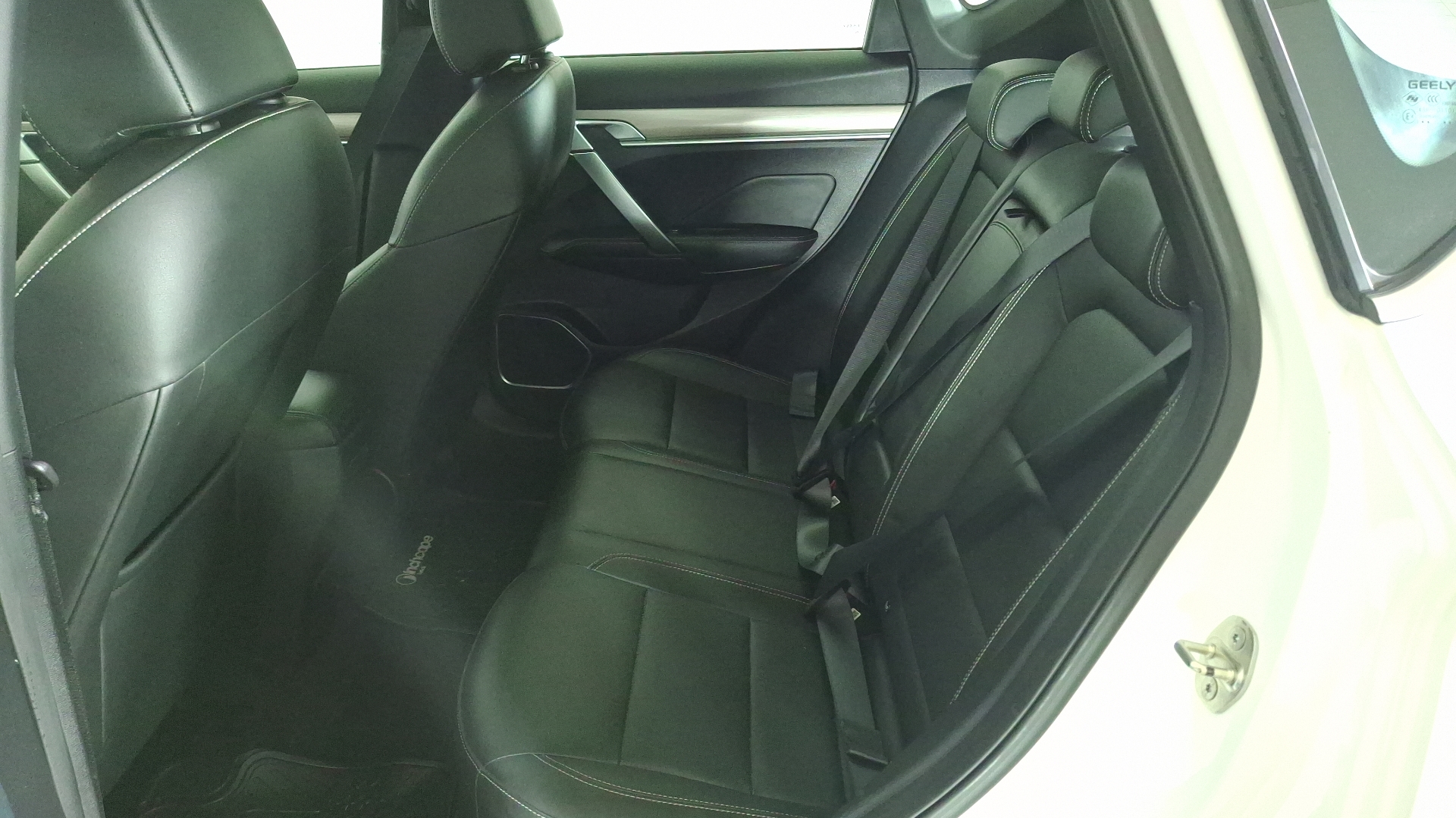 Geely Coolray — foto 15 de 17