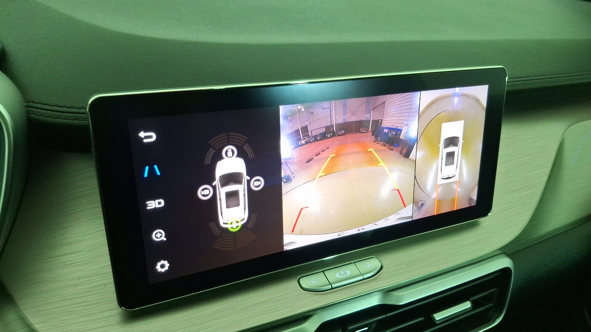 Geely Coolray — foto 12 de 17