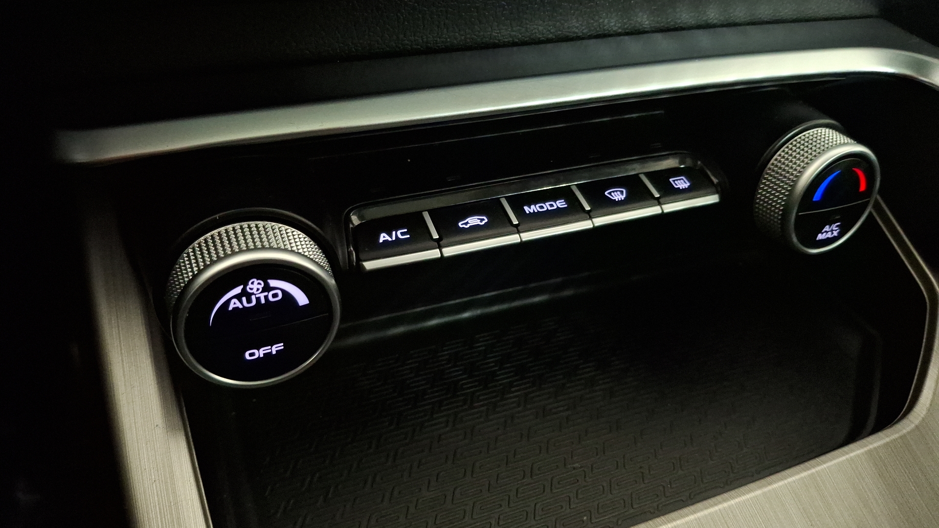 Geely Coolray — foto 16 de 17