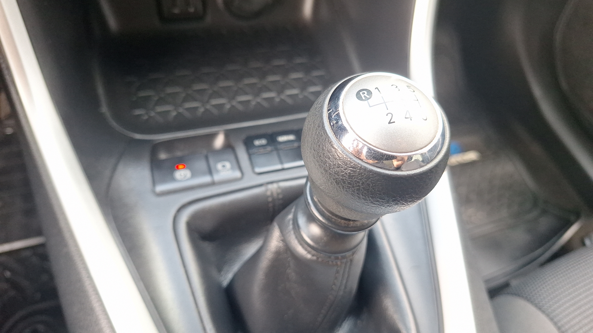 Toyota RAV4 — foto 11 de 15