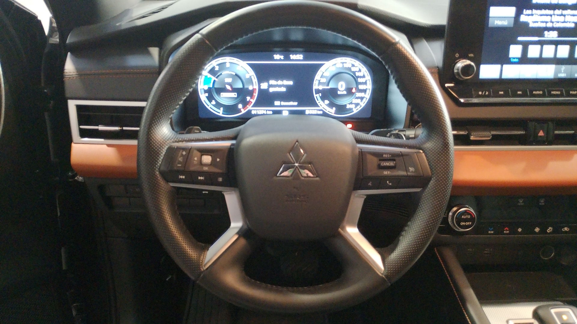 Mitsubishi Outlander — foto 8 de 16