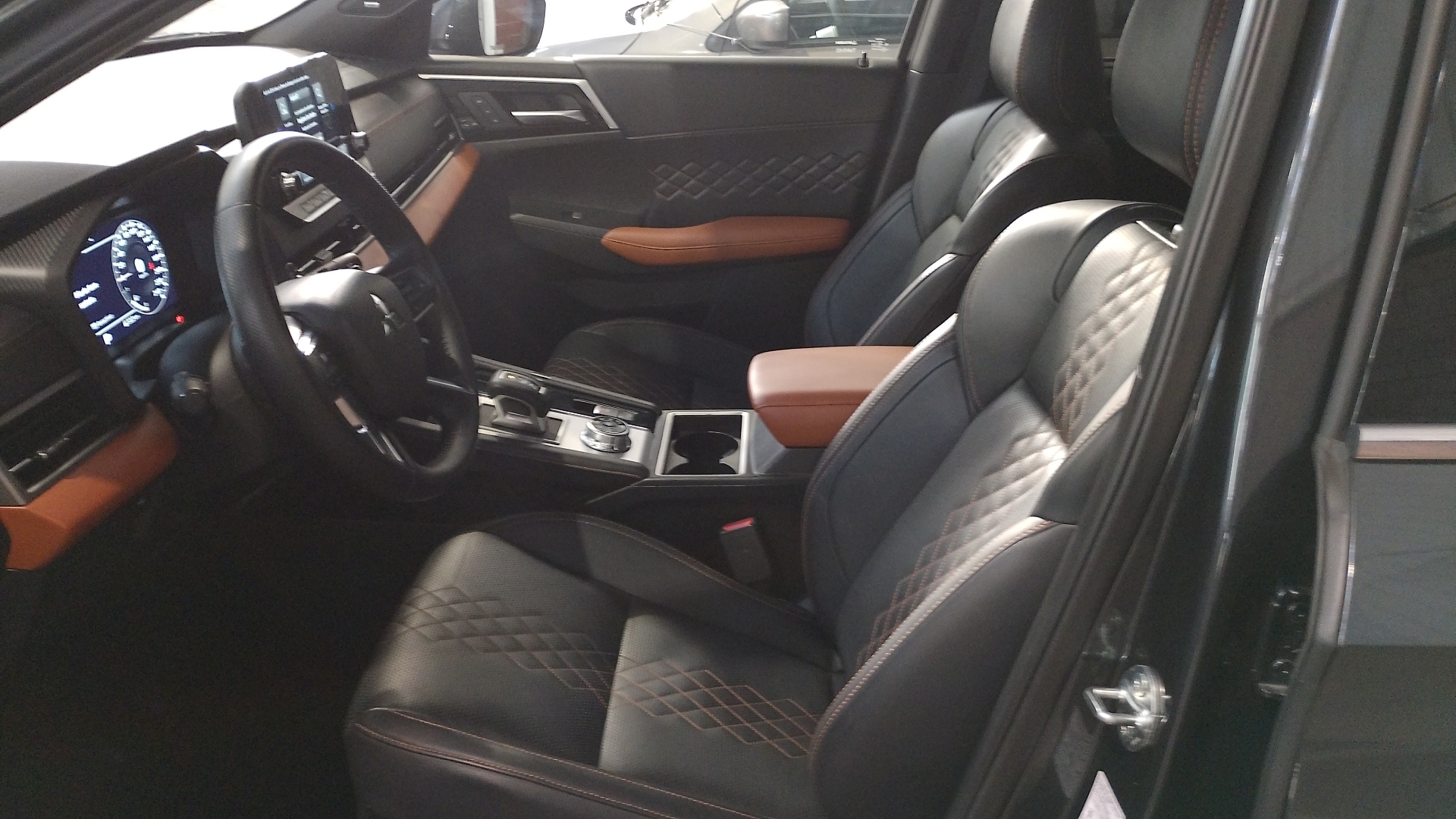 Mitsubishi Outlander — foto 13 de 16