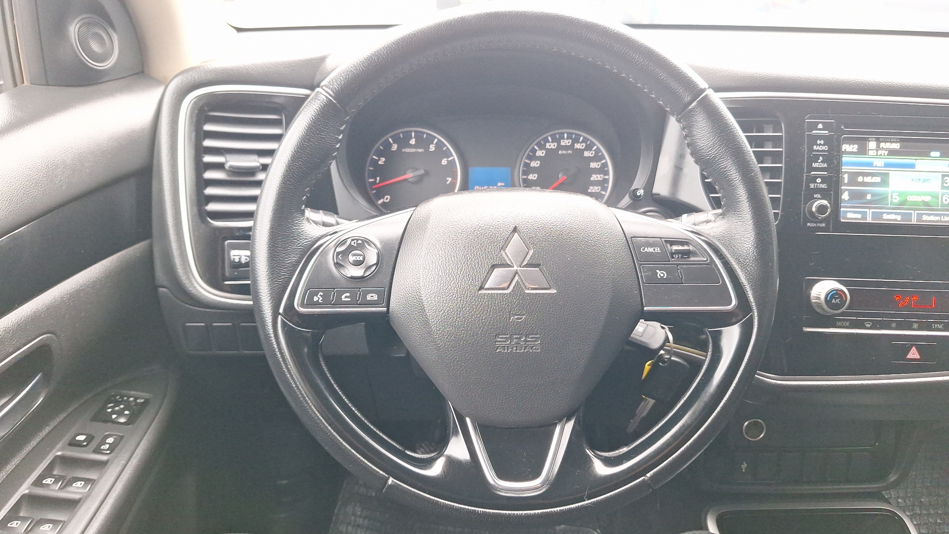 Mitsubishi Outlander — foto 8 de 15