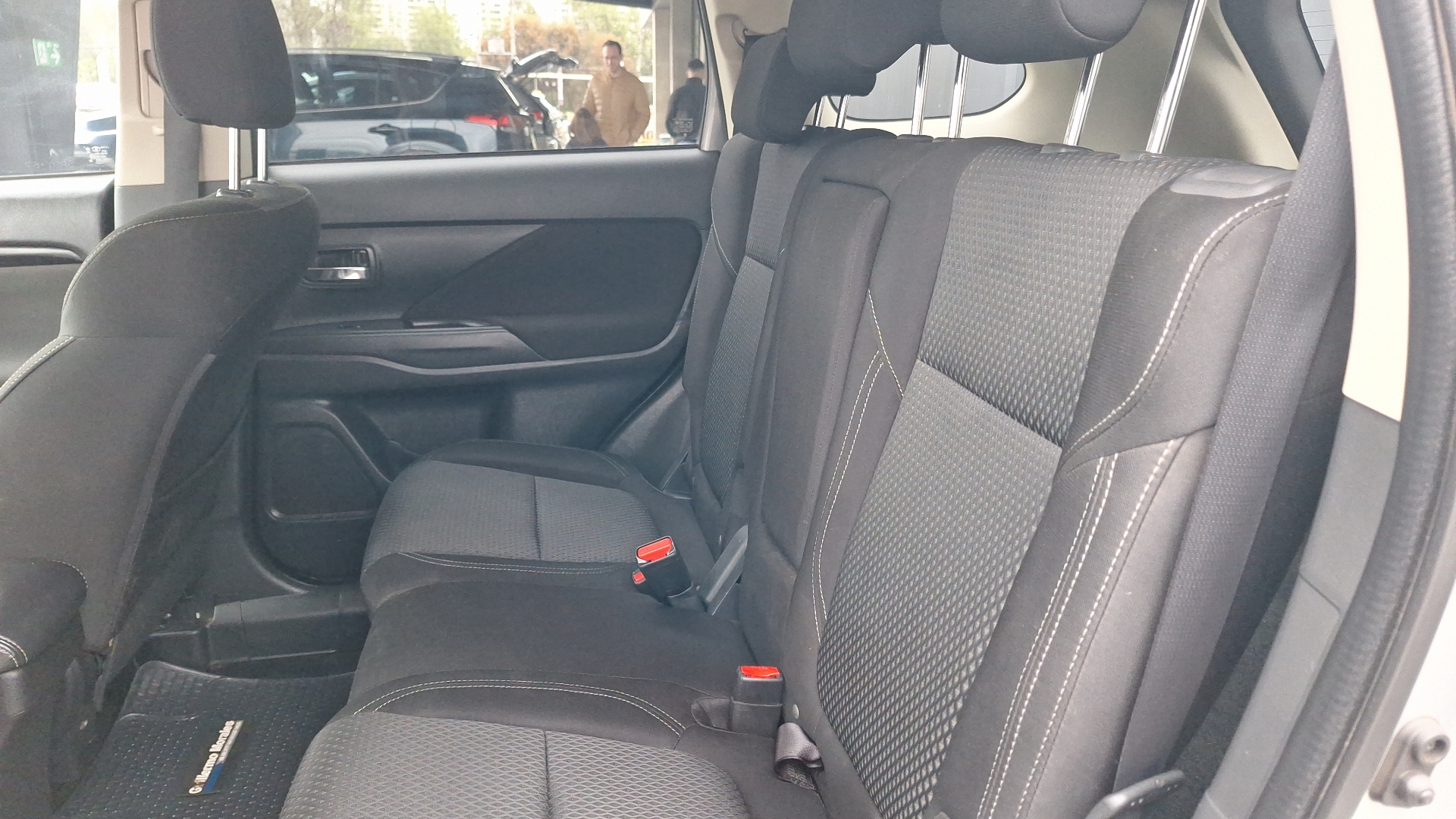 Mitsubishi Outlander — foto 13 de 15