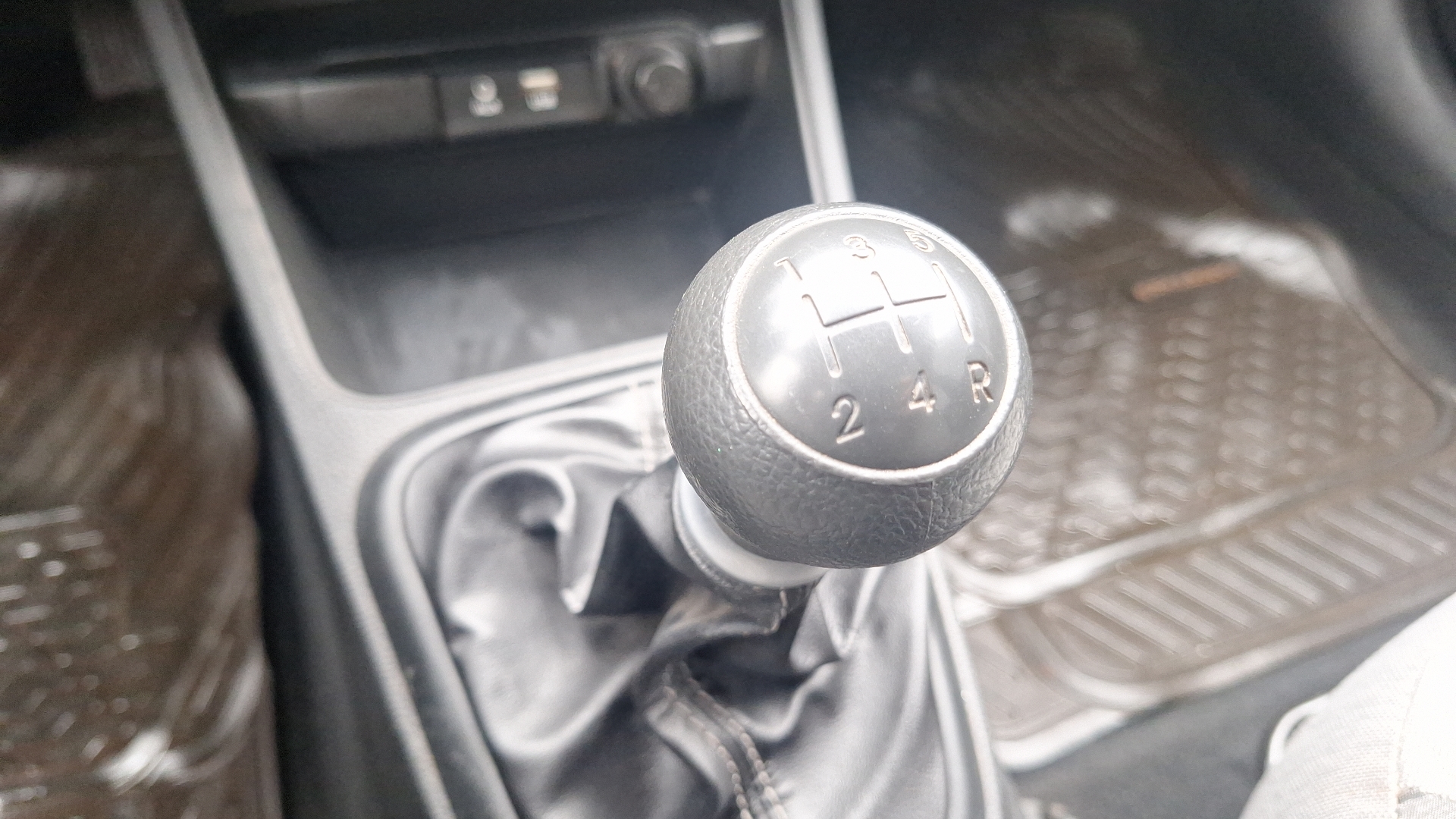 KIA Soluto — foto 11 de 15