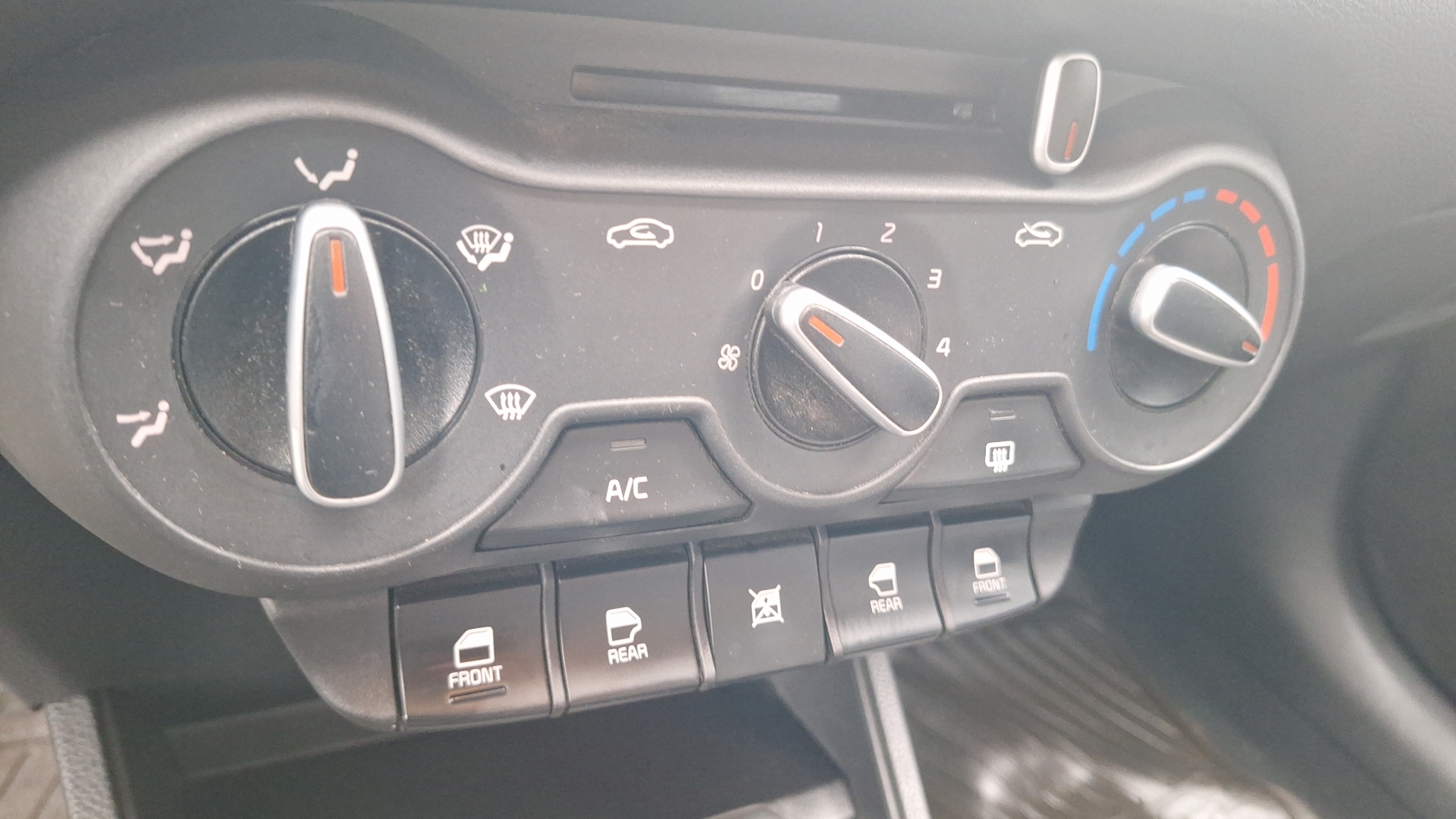 KIA Soluto — foto 15 de 15