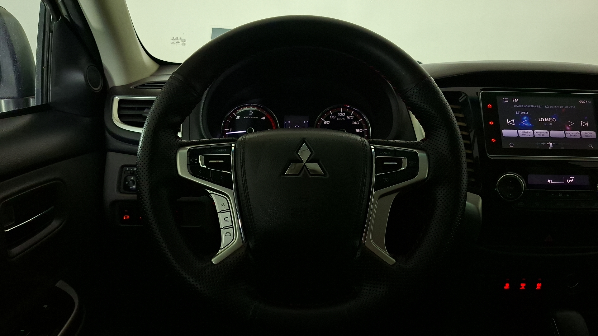 Mitsubishi L200 — foto 8 de 16