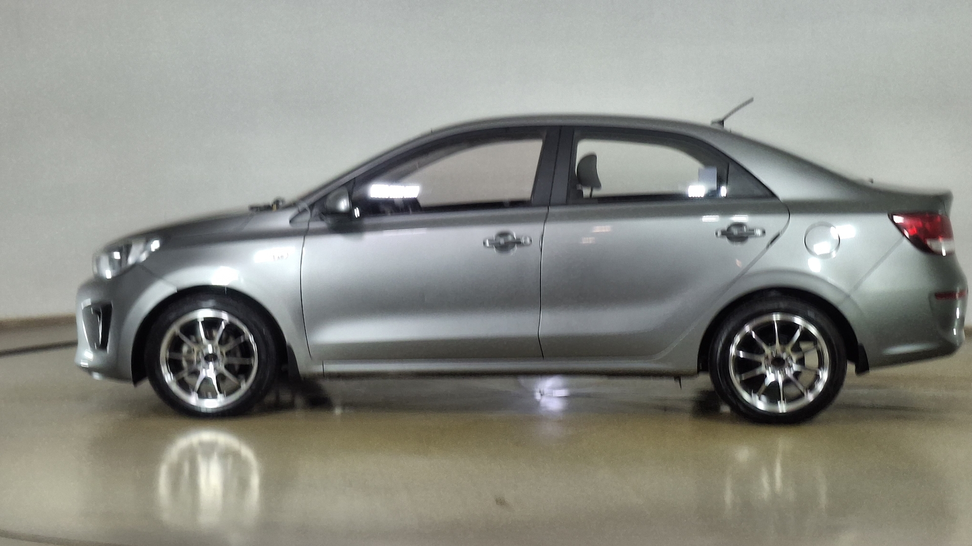 KIA Soluto — foto 7 de 16