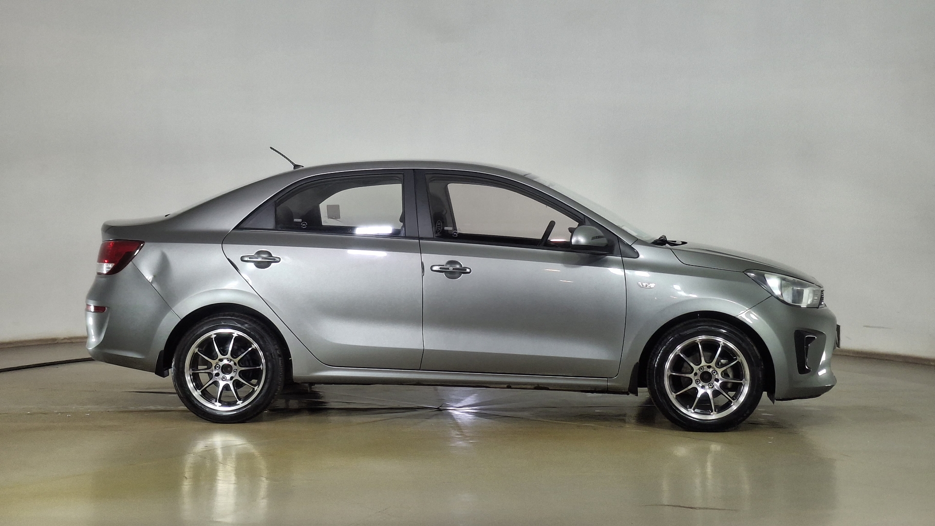 KIA Soluto — foto 4 de 16
