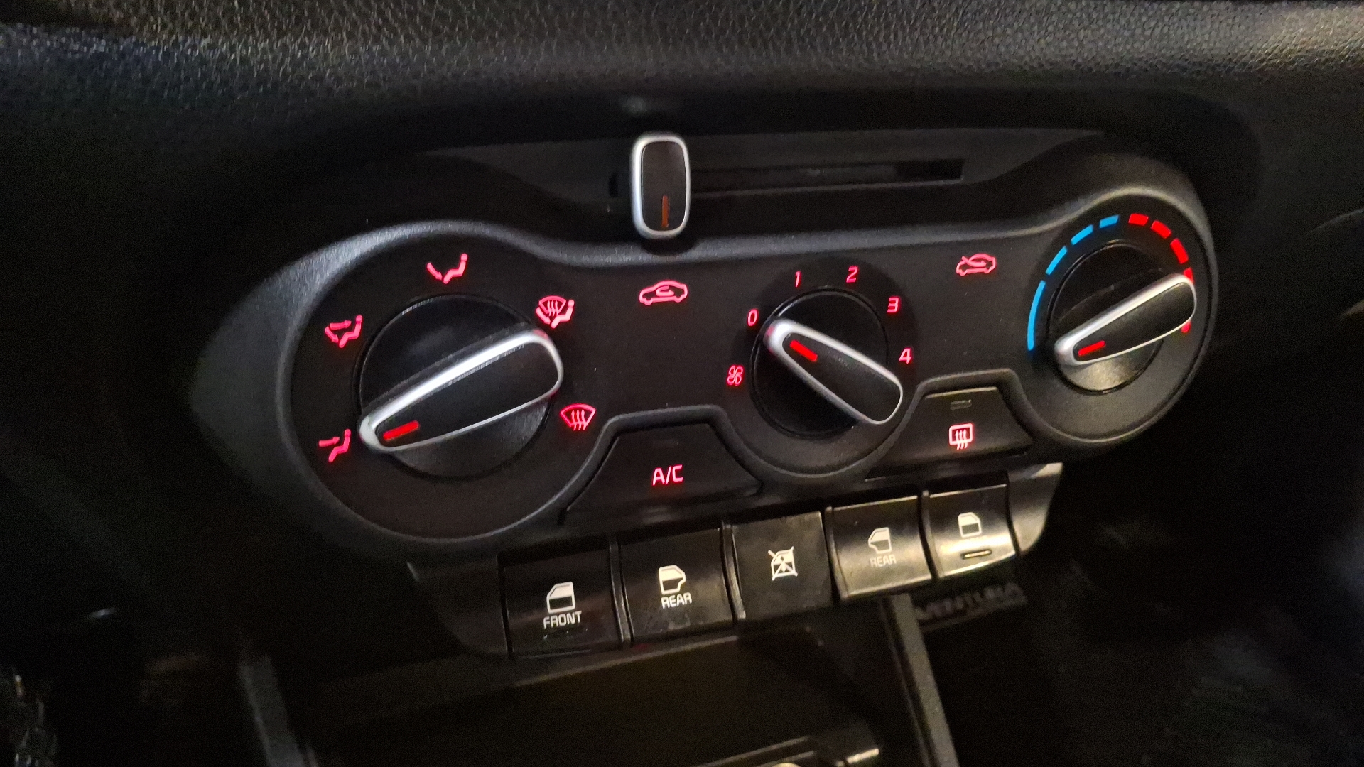 KIA Soluto — foto 15 de 16