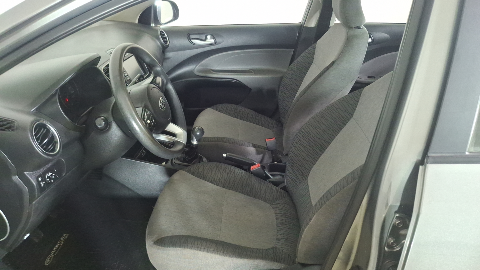 KIA Soluto — foto 13 de 16