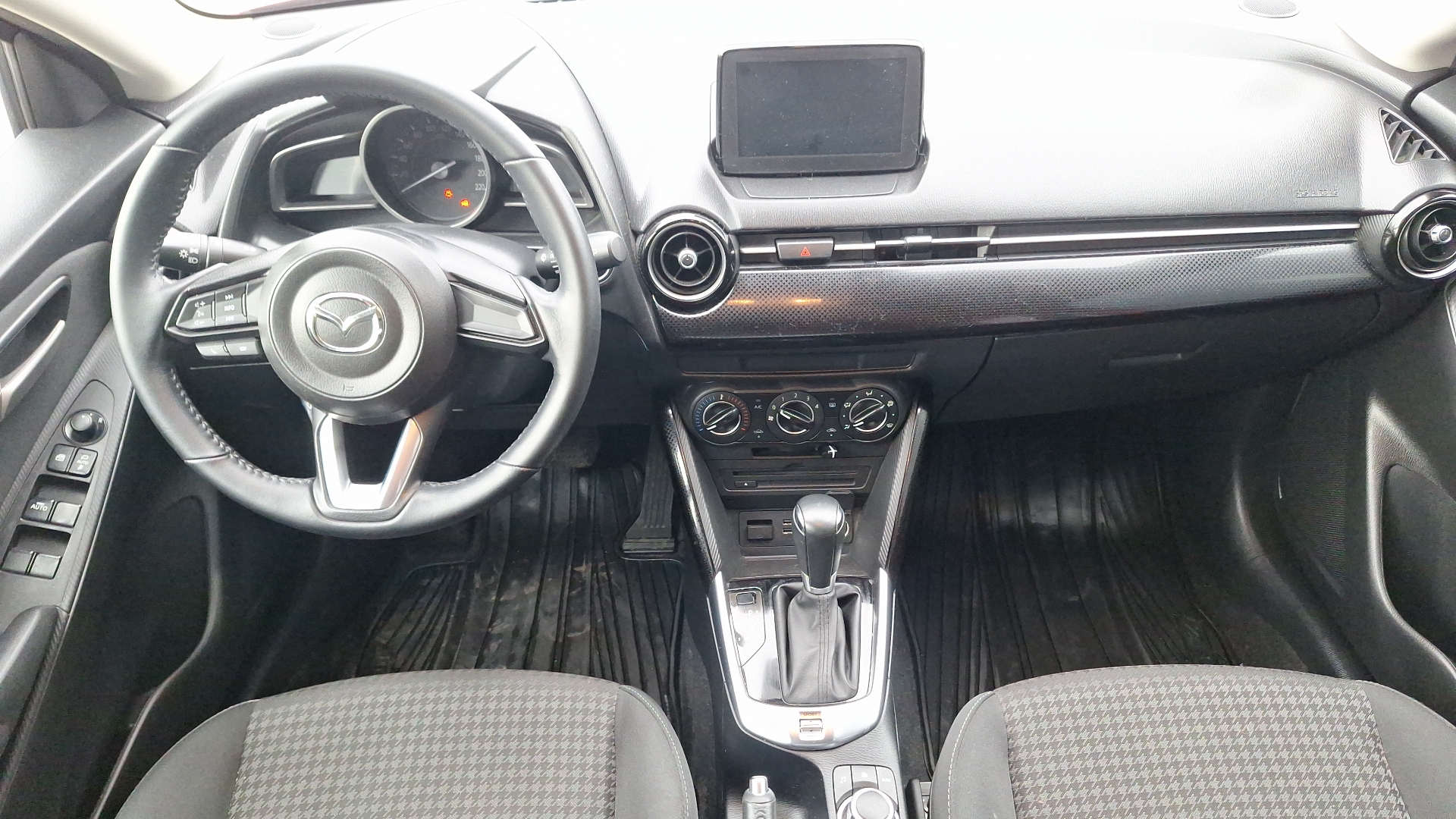 Mazda 2 — foto 6 de 15