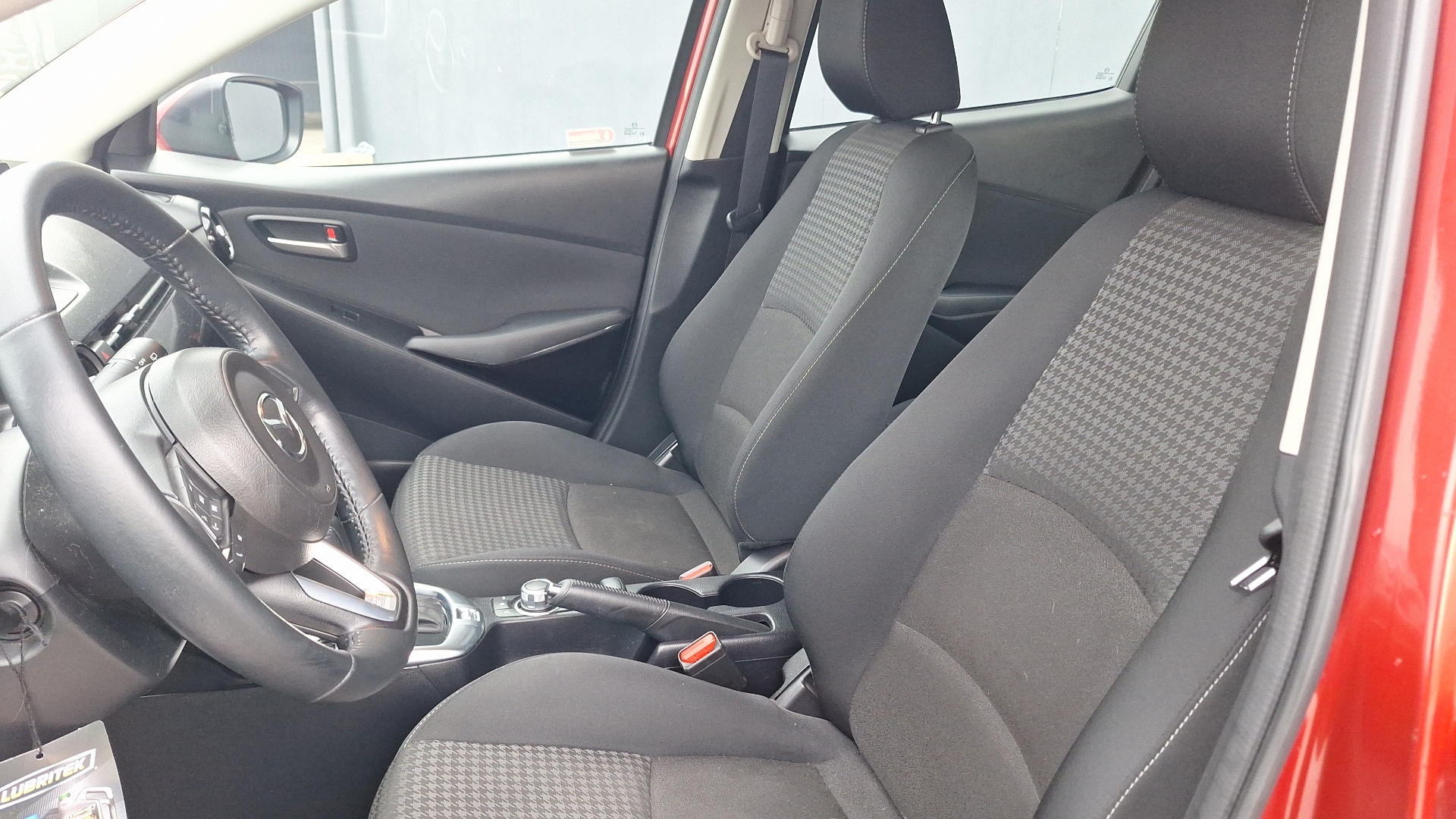 Mazda 2 — foto 14 de 15