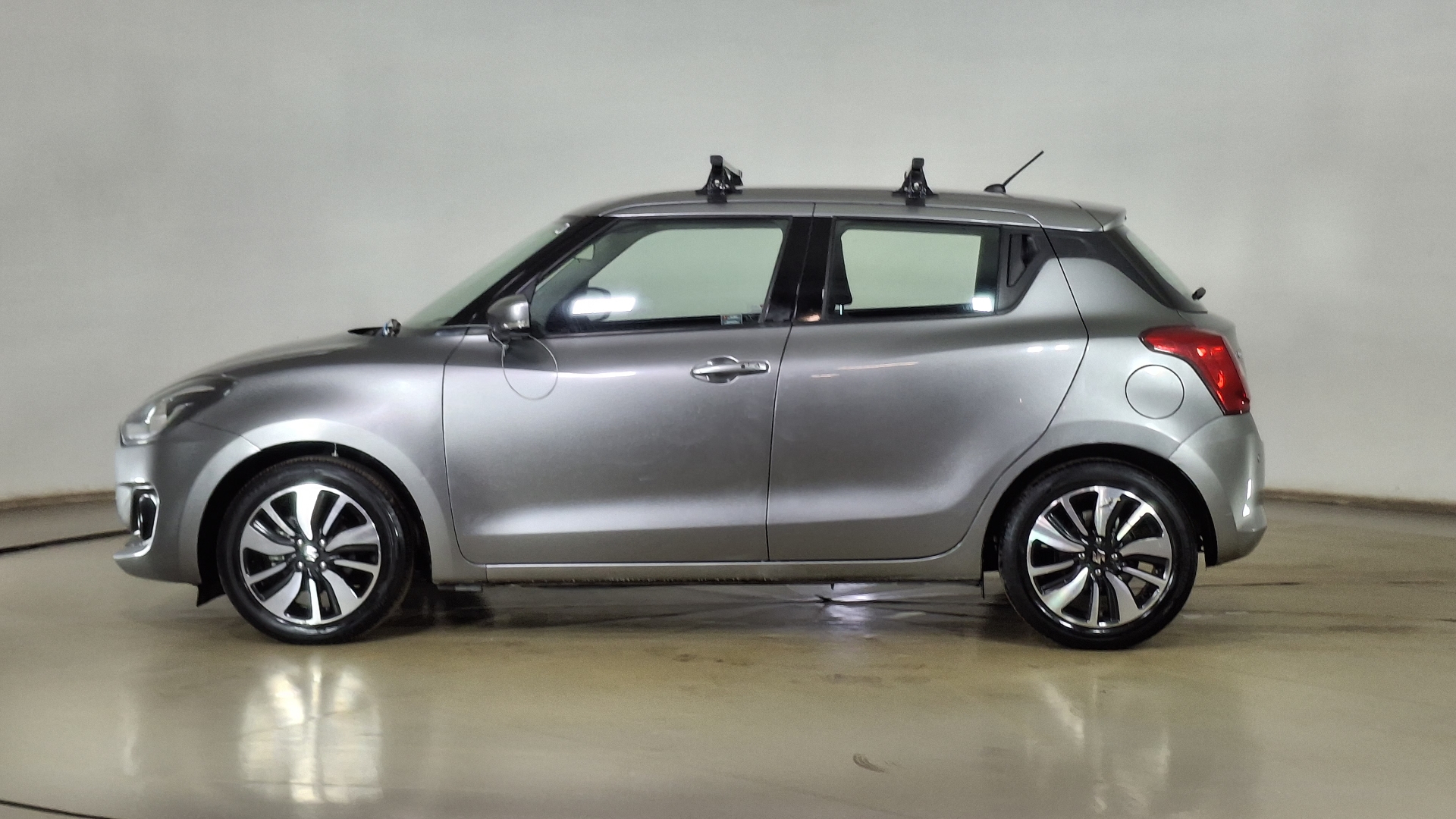 Suzuki Swift — foto 7 de 16