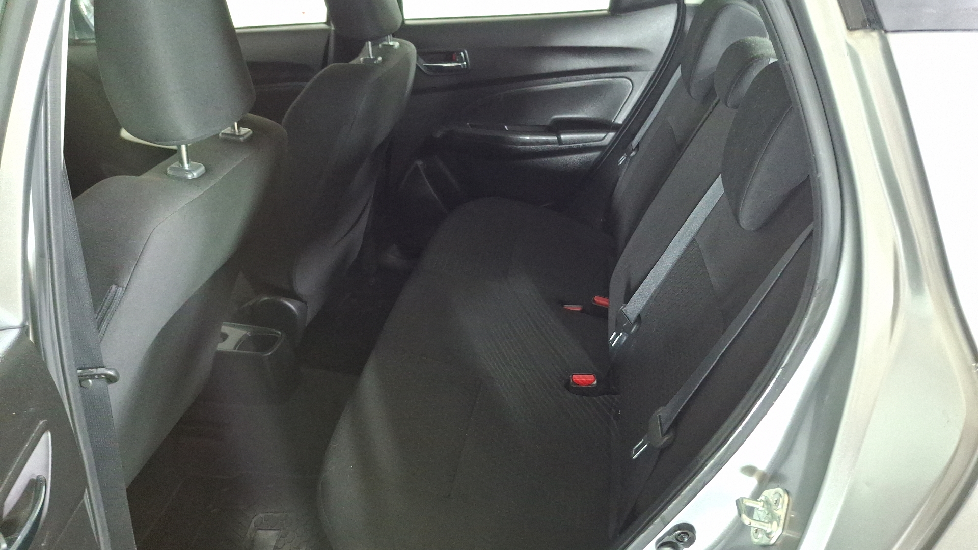 Suzuki Swift — foto 14 de 16