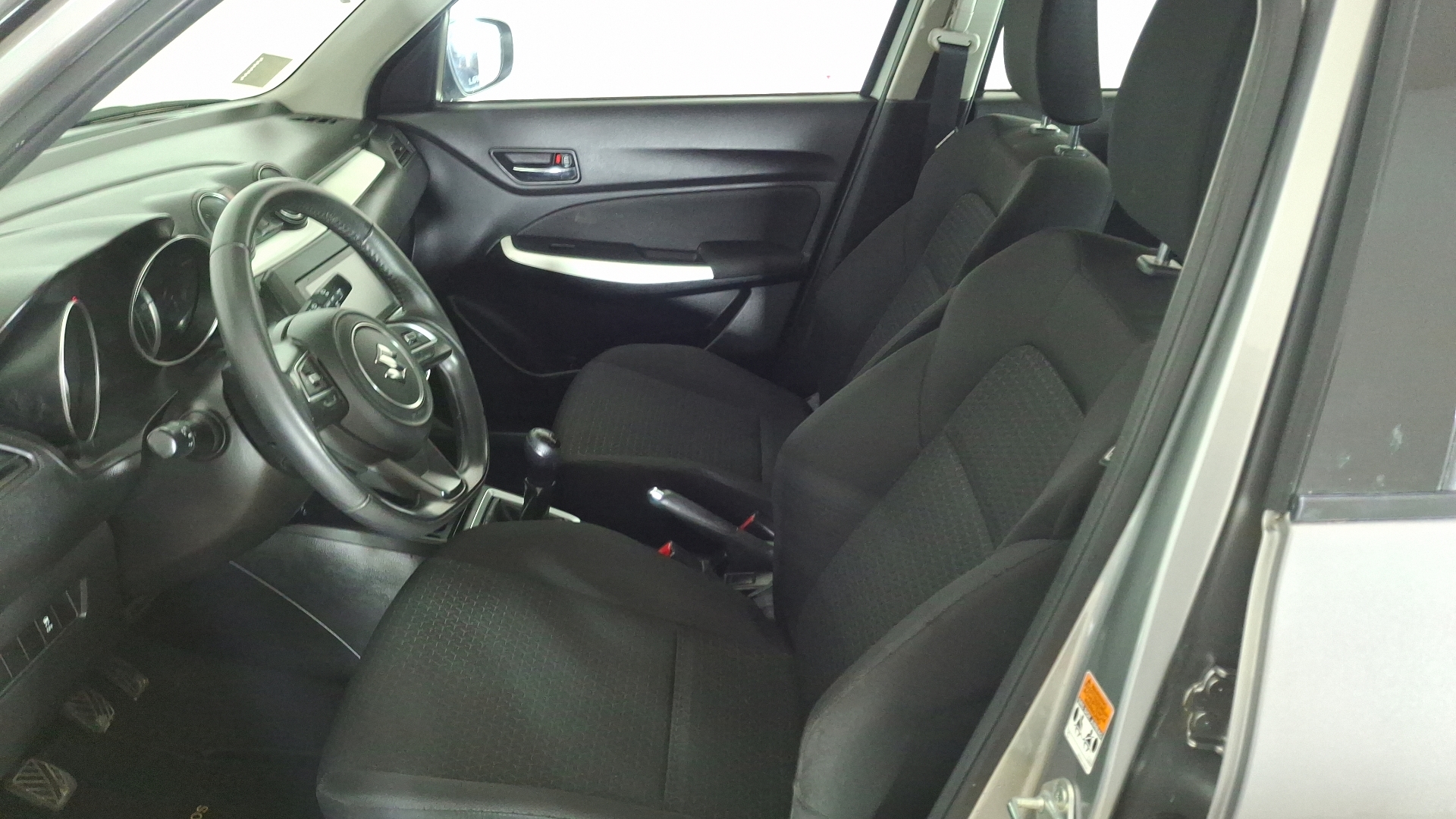 Suzuki Swift — foto 13 de 16