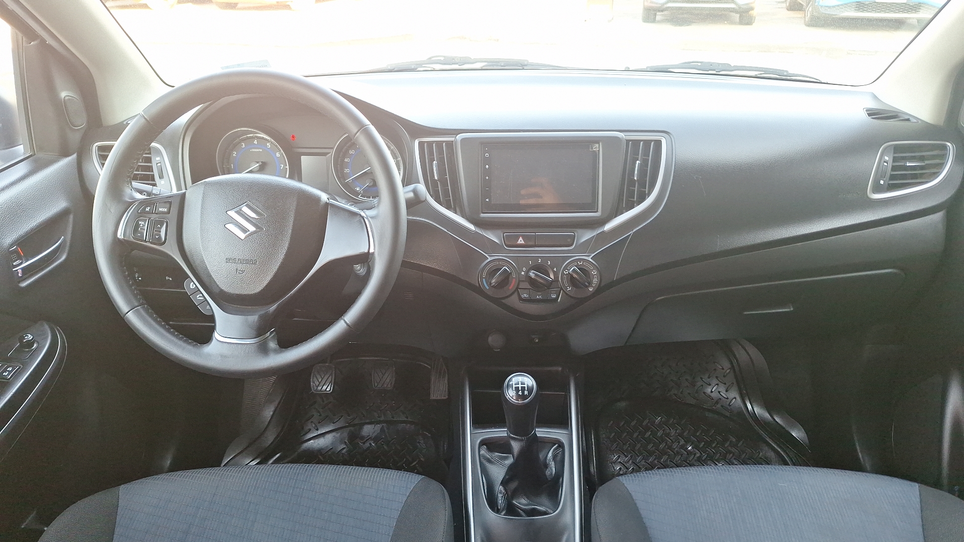 Suzuki Baleno — foto 6 de 14
