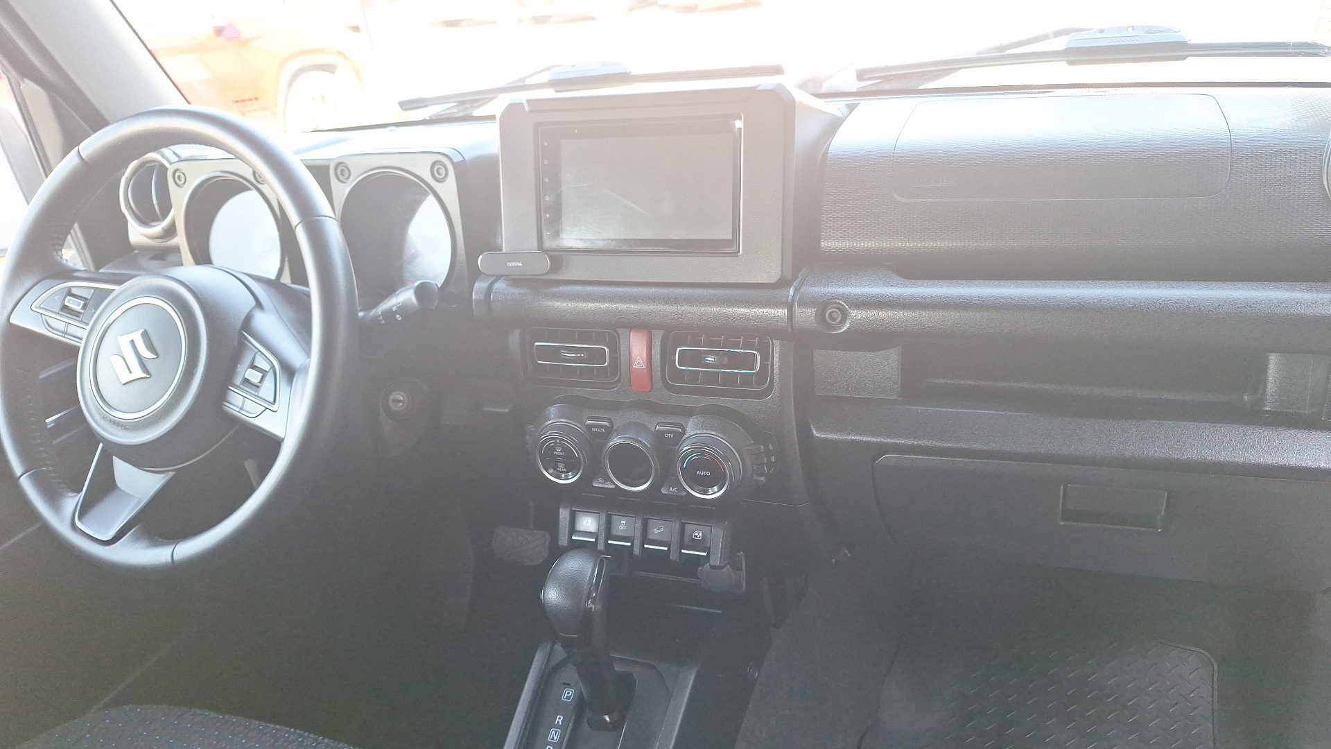 Suzuki Jimny — foto 6 de 15