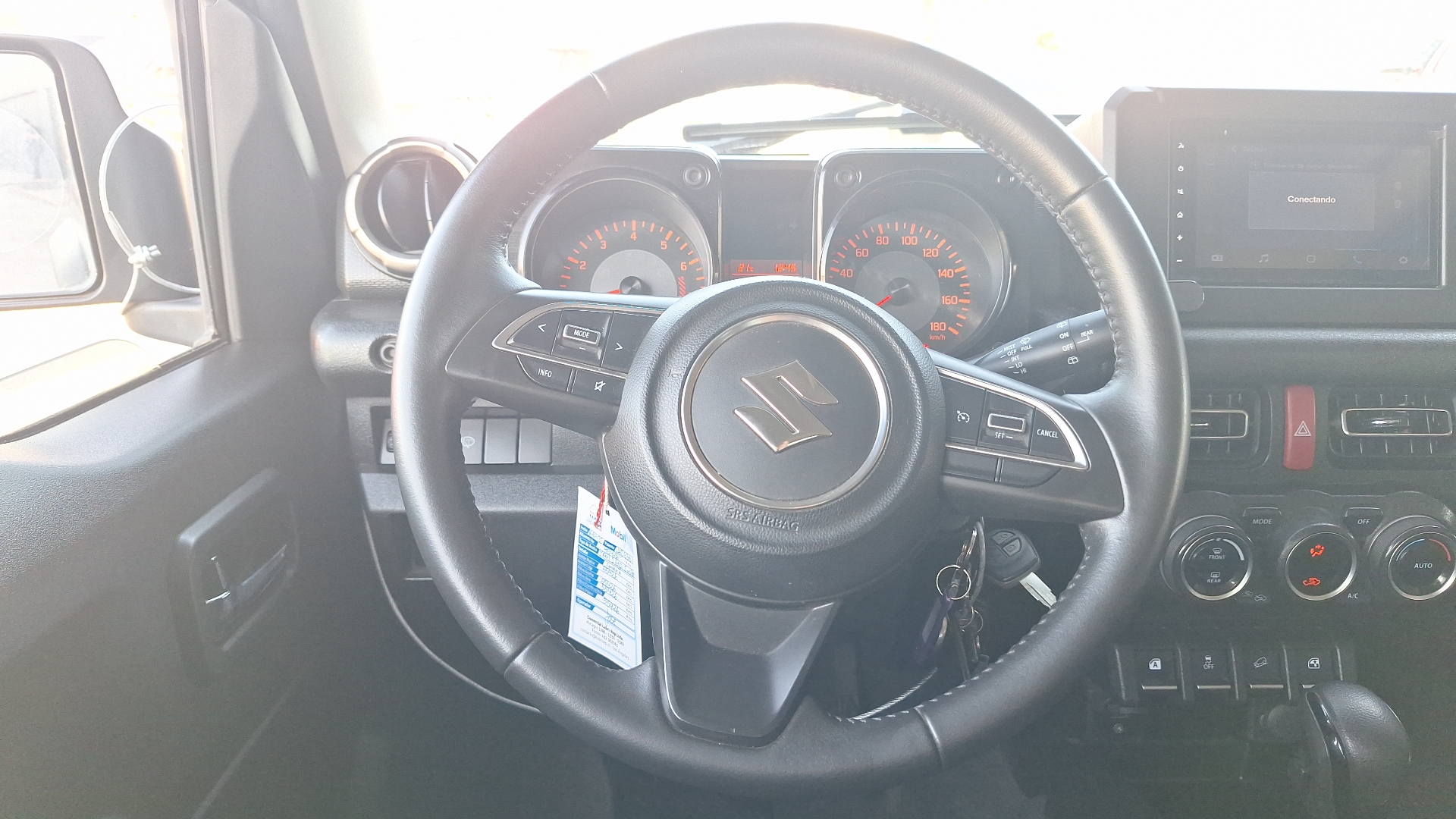 Suzuki Jimny — foto 8 de 15